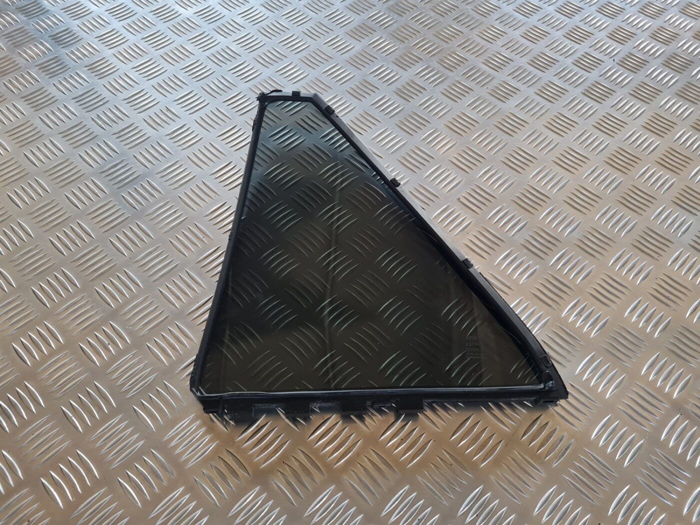 Labo durvju stūra stikls priekš TOYOTA AVENSIS 2007 3 Labo durvju stūra stikls priekš TOYOTA AVENSIS 2007