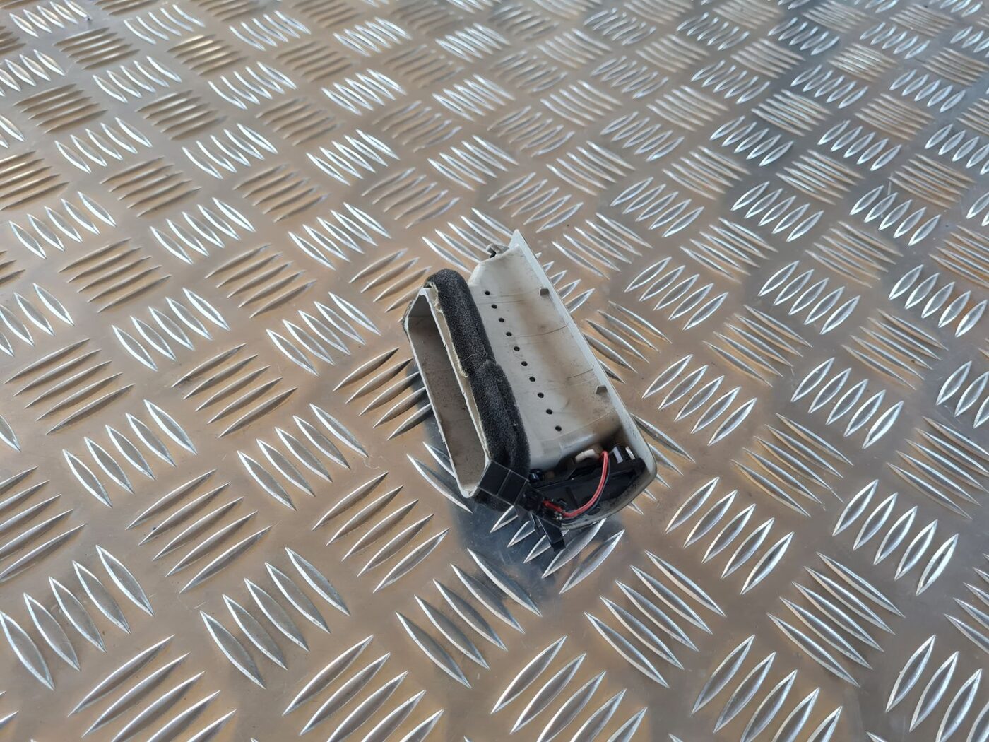 Salona statnes gaisa vads priekš AUDI A6 AVANT 2006 S-LINE 2 Salona statnes gaisa vads priekš AUDI A6 AVANT 2006 S-LINE