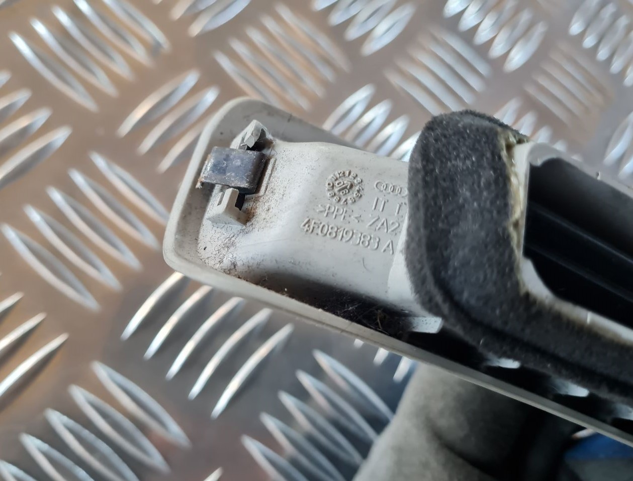 Salona statnes gaisa vads priekš AUDI A6 AVANT 2006 S-LINE 3 Salona statnes gaisa vads priekš AUDI A6 AVANT 2006 S-LINE