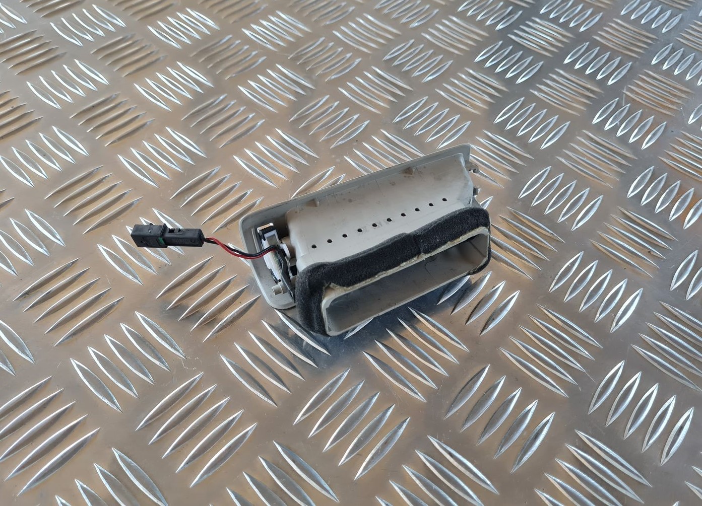 Salona statnes gaisa vads priekš AUDI A6 AVANT 2006 S-LINE 2 Salona statnes gaisa vads priekš AUDI A6 AVANT 2006 S-LINE