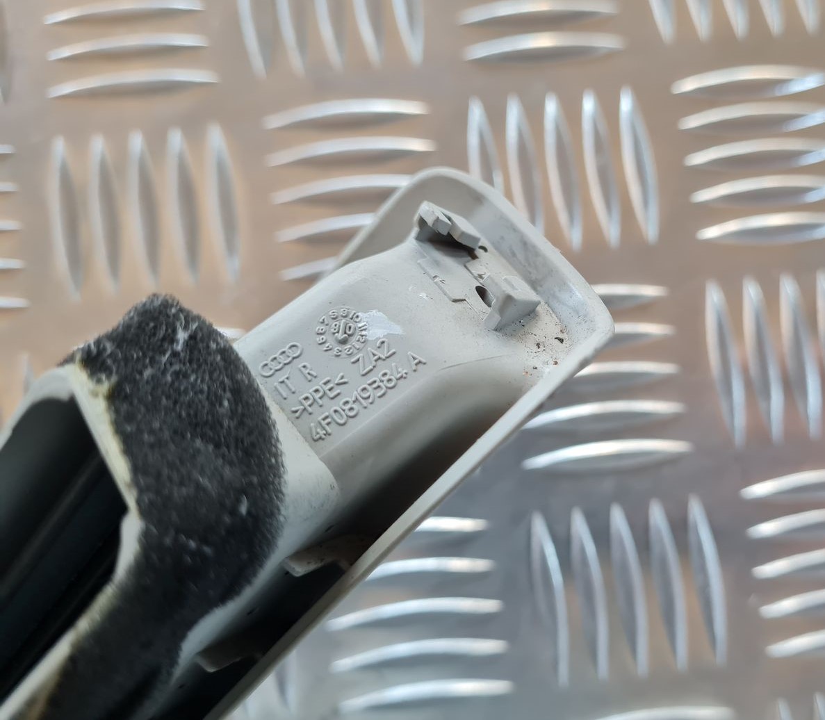 Salona statnes gaisa vads priekš AUDI A6 AVANT 2006 S-LINE 3 Salona statnes gaisa vads priekš AUDI A6 AVANT 2006 S-LINE