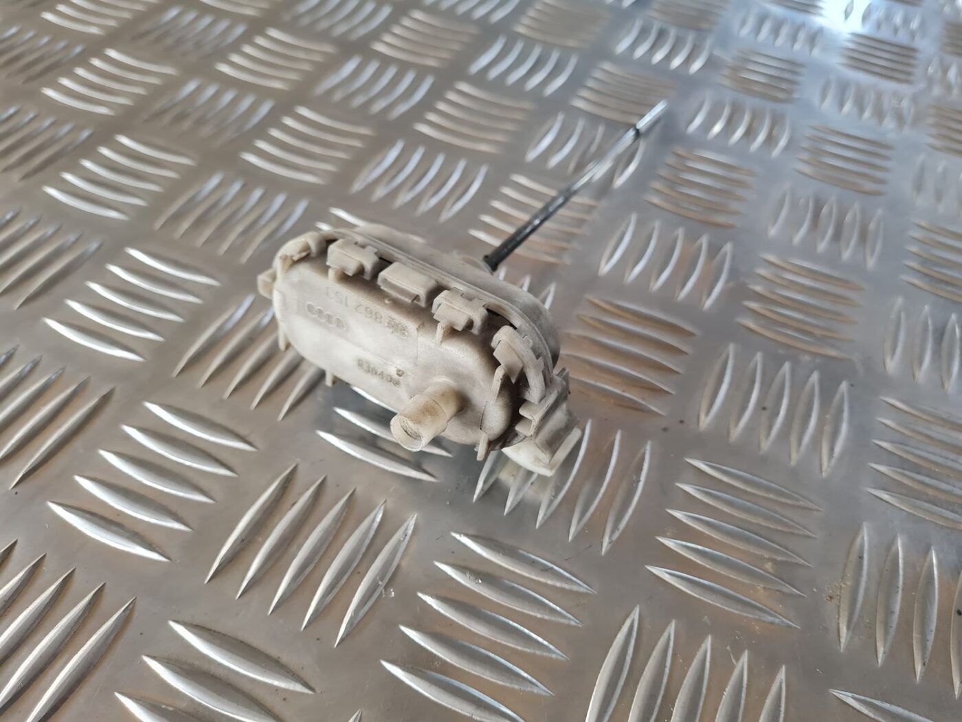 Bagažnieka vāka slēdzenes motors priekš AUDI A4 2000 AVANT 2 Bagažnieka vāka slēdzenes motors priekš AUDI A4 2000 AVANT