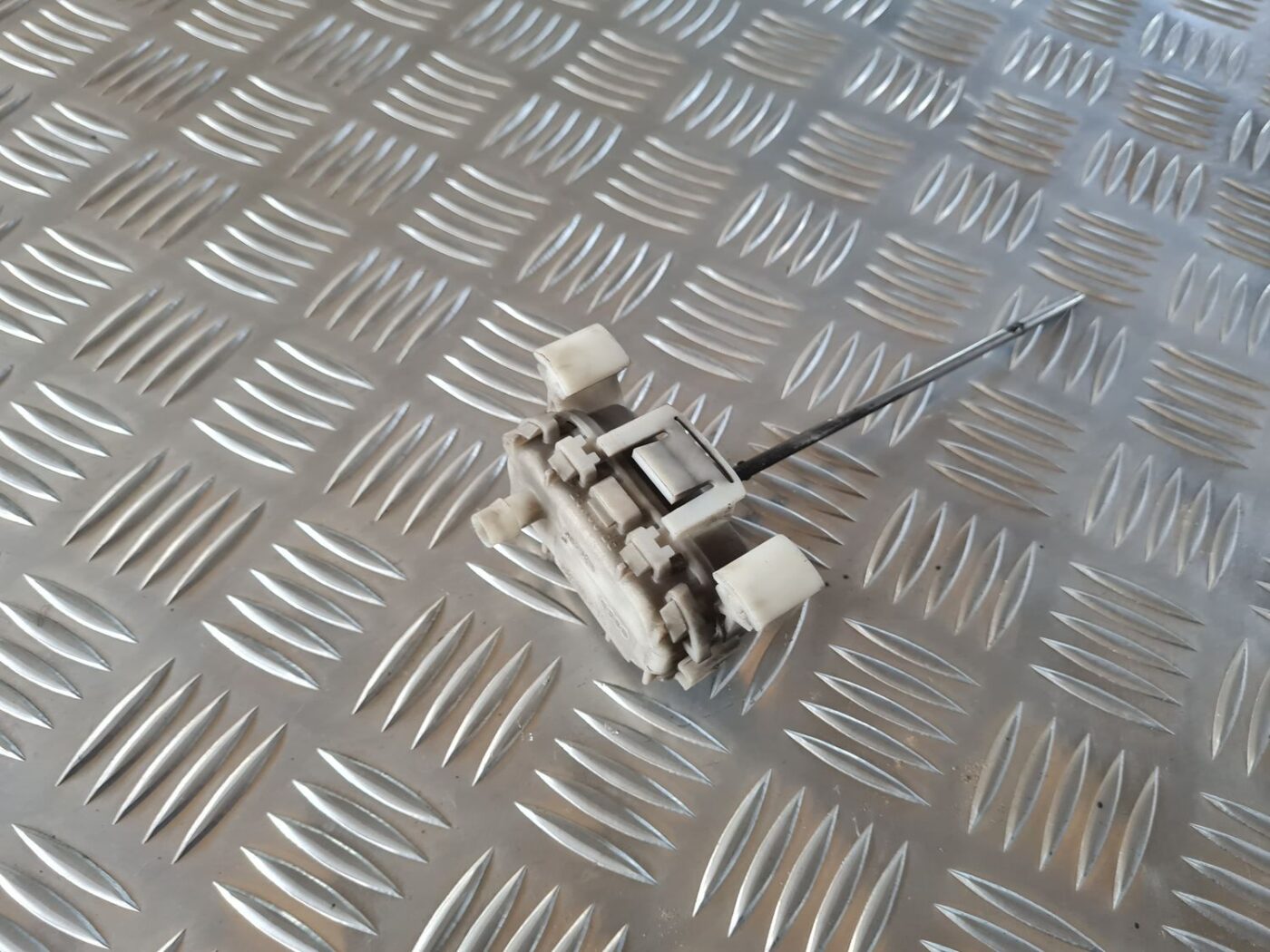 Bagažnieka vāka slēdzenes motors priekš AUDI A4 2000 AVANT 3 Bagažnieka vāka slēdzenes motors priekš AUDI A4 2000 AVANT