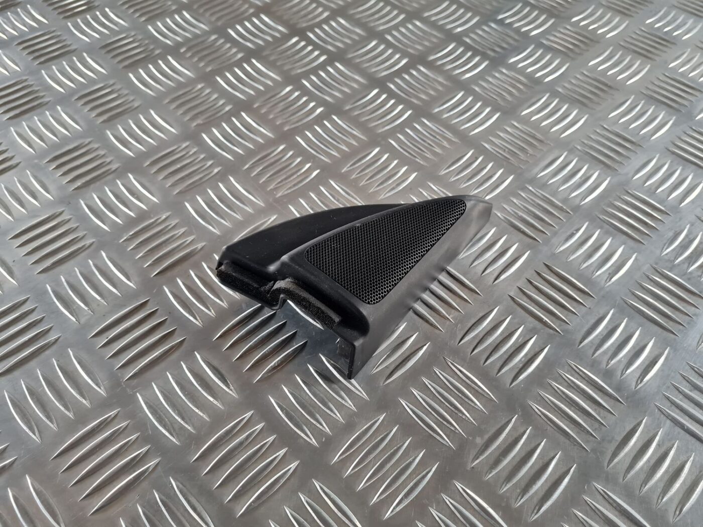 Durvju spoguļa apdares uzlika salonā (ar skaļruni) priekš TOYOTA AVENSIS 2007 1 Durvju spoguļa apdares uzlika salonā (ar skaļruni) priekš TOYOTA AVENSIS 2007