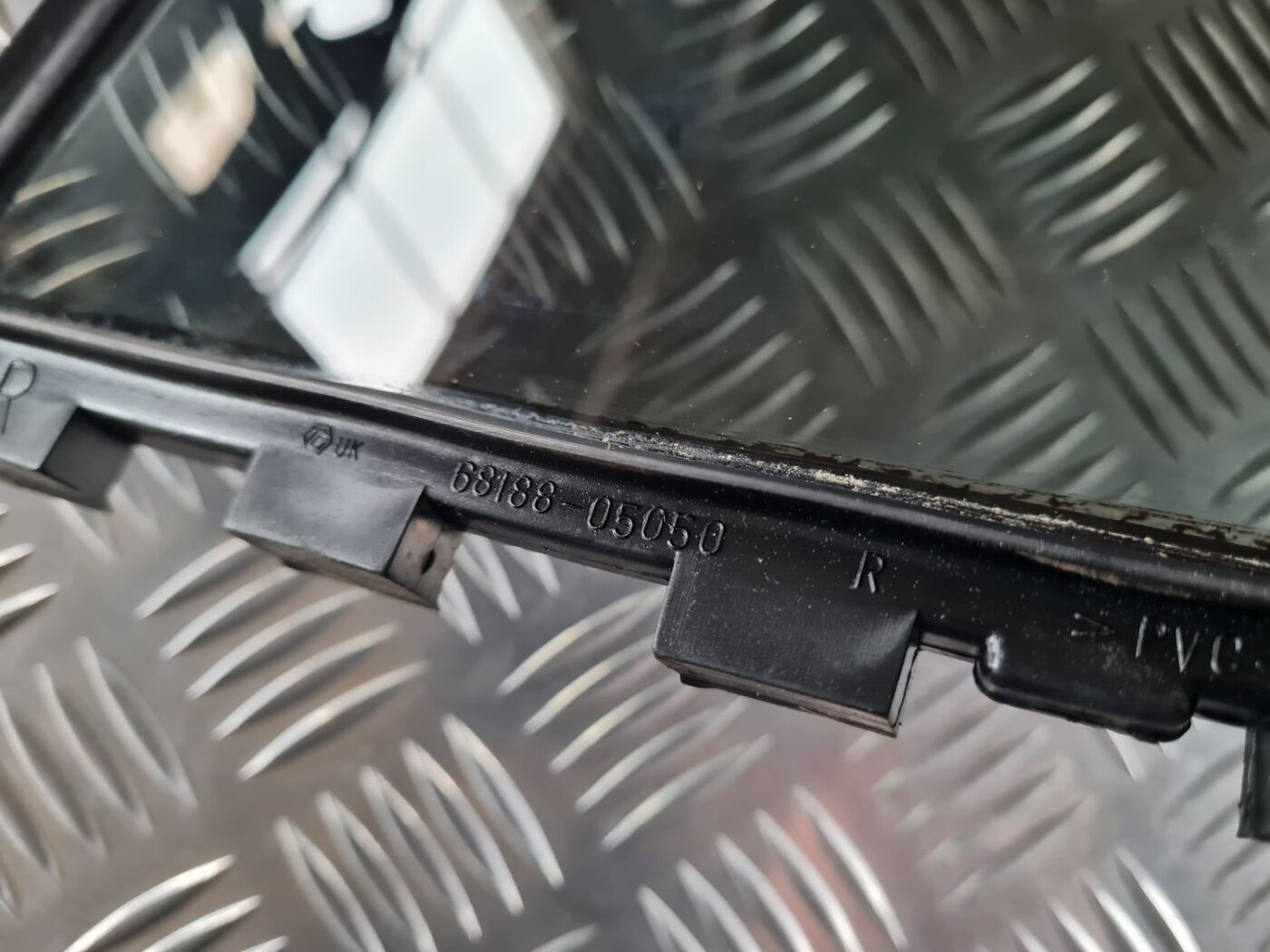 Labo durvju stūra stikls priekš TOYOTA AVENSIS 2007 3 Labo durvju stūra stikls priekš TOYOTA AVENSIS 2007