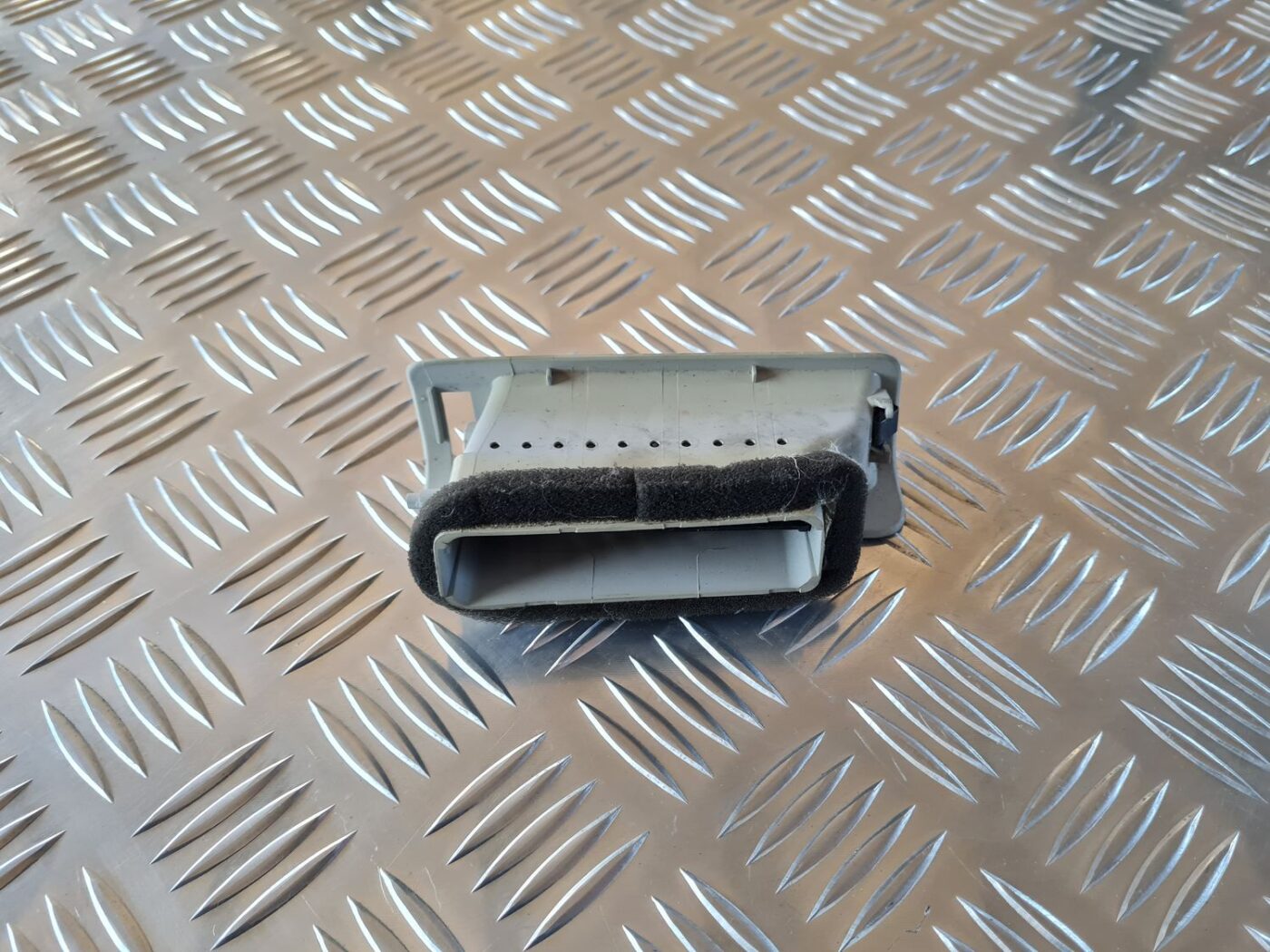 Salona statnes gaisa vads priekš AUDI A6 2008 2 Salona statnes gaisa vads priekš AUDI A6 2008