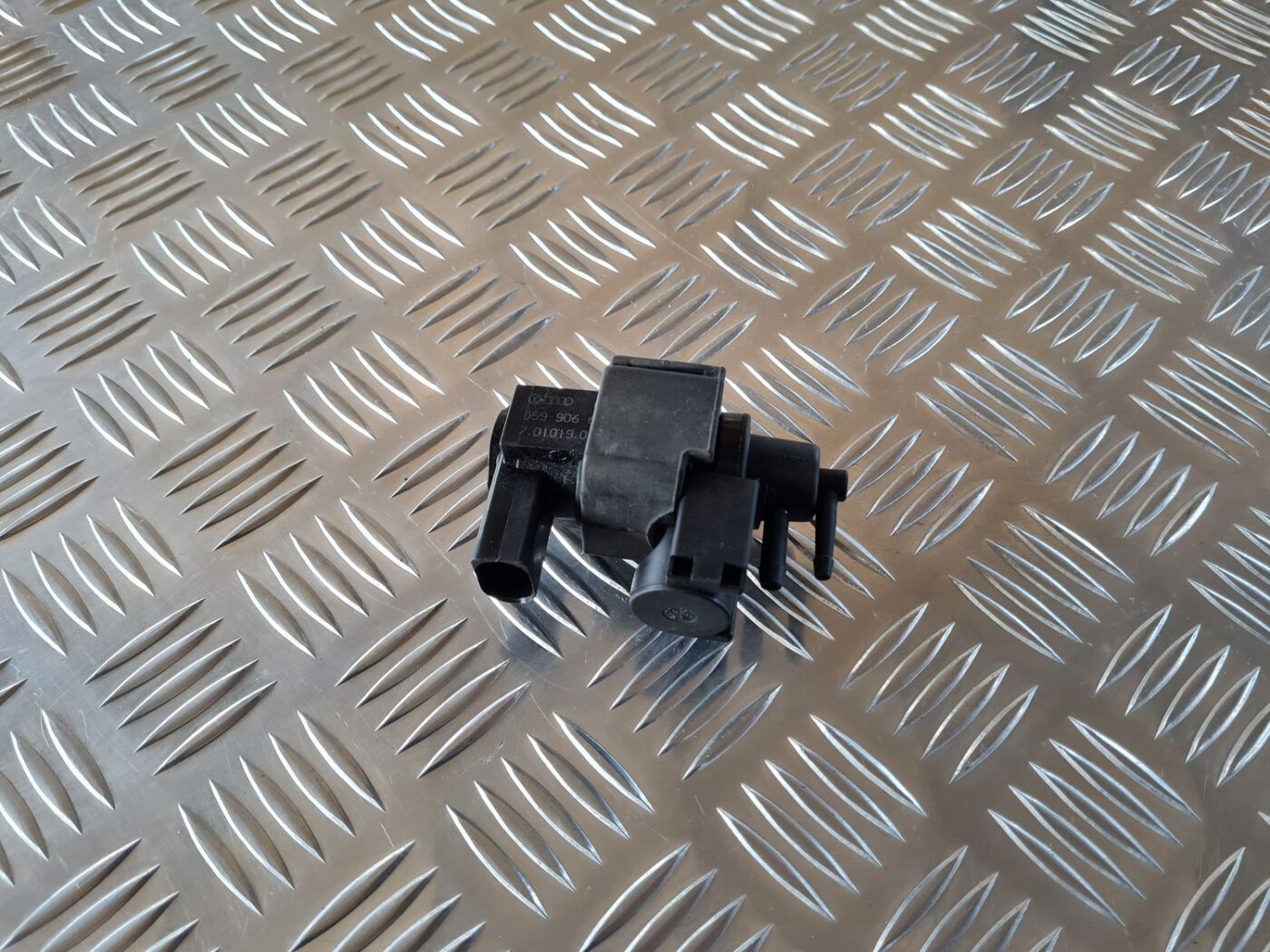 Solenoīda vakuuma vārsts priekš AUDI A6 2008 1 Solenoīda vakuuma vārsts priekš AUDI A6 2008