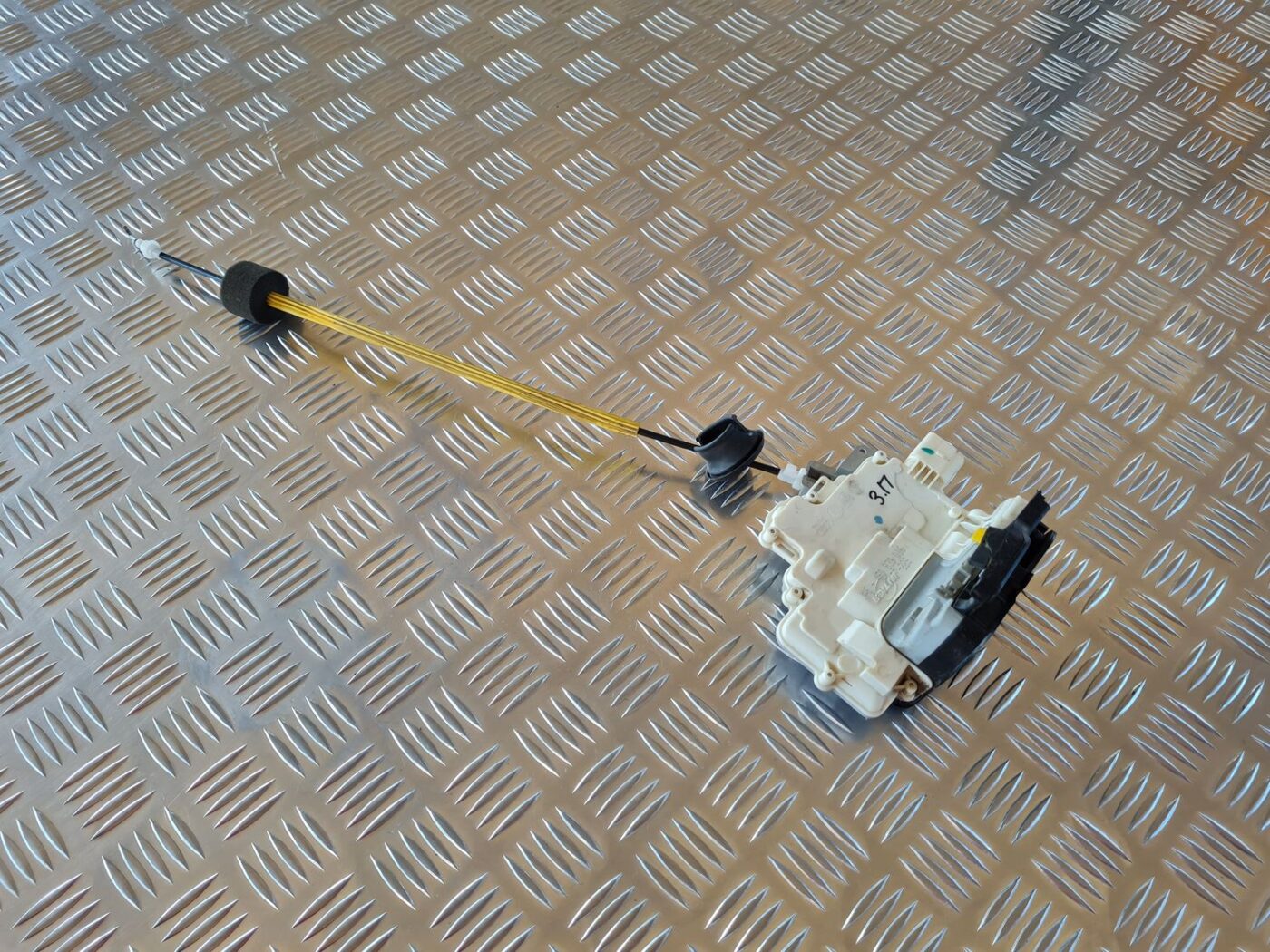 Aizmugurējo labo durvju slēdzene priekš AUDI A6 2008 1 Aizmugurējo labo durvju slēdzene priekš AUDI A6 2008