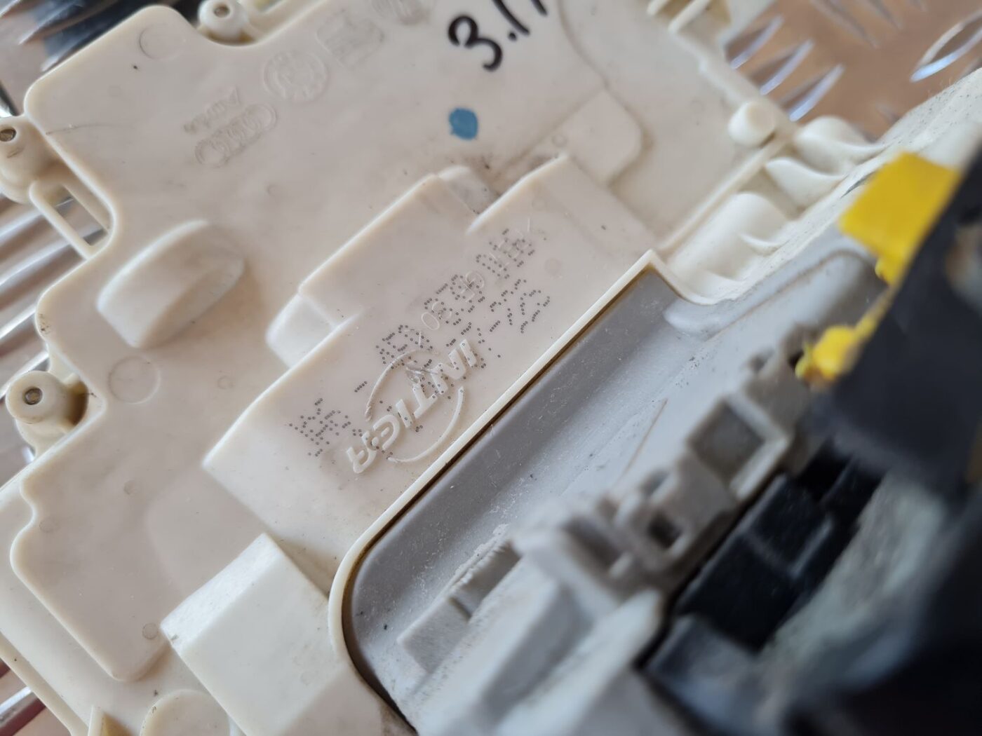 Aizmugurējo labo durvju slēdzene priekš AUDI A6 2008 4 Aizmugurējo labo durvju slēdzene priekš AUDI A6 2008