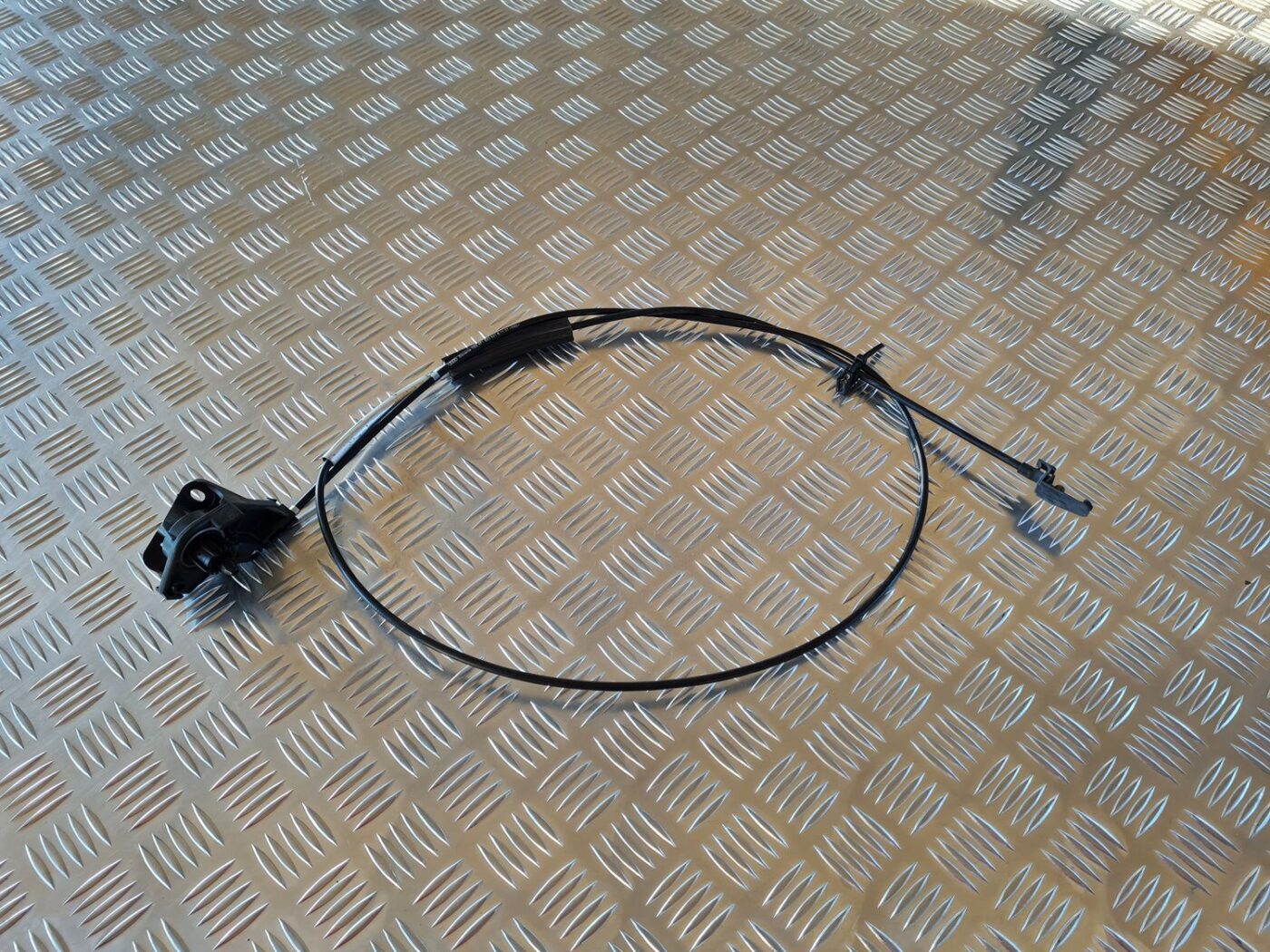 Pārsega slēdzenes trose priekš AUDI A6 2008 1 Pārsega slēdzenes trose priekš AUDI A6 2008