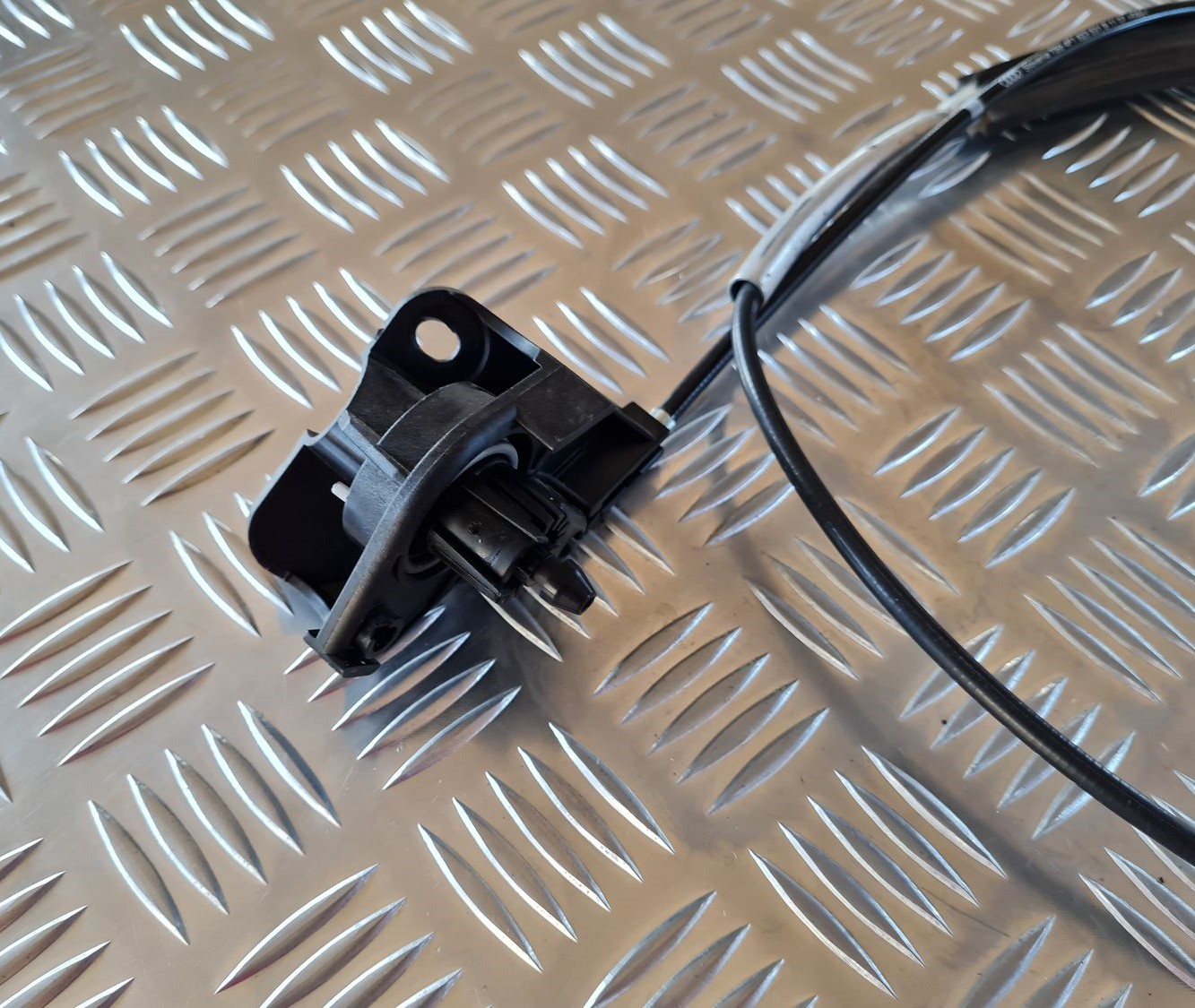 Pārsega slēdzenes trose priekš AUDI A6 2008 2 Pārsega slēdzenes trose priekš AUDI A6 2008