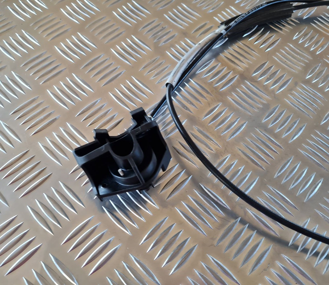 Pārsega slēdzenes trose priekš AUDI A6 2008 5 Pārsega slēdzenes trose priekš AUDI A6 2008