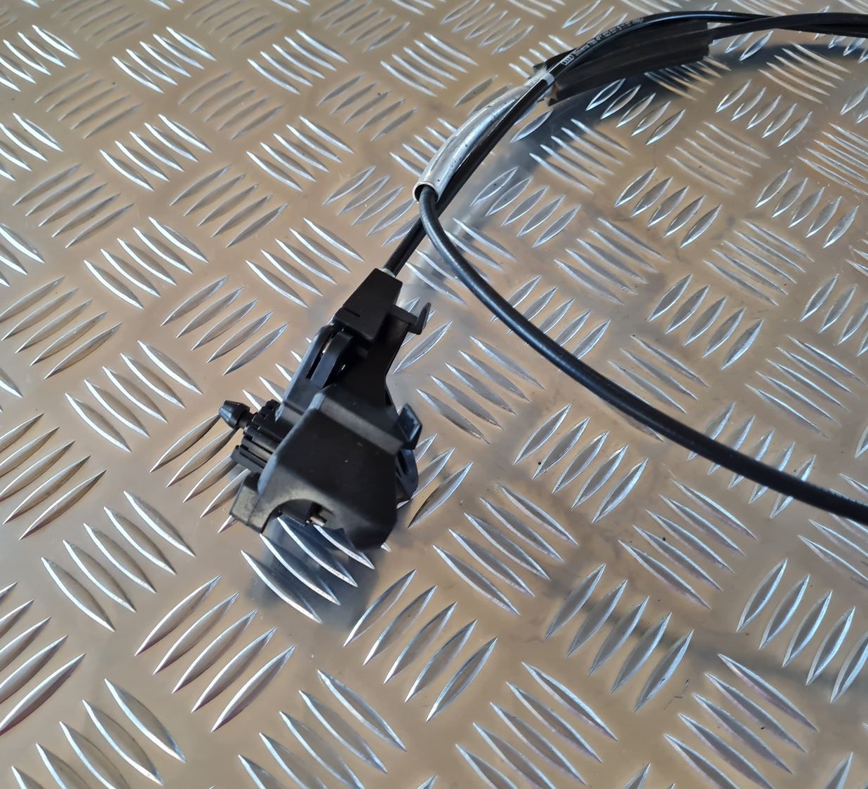 Pārsega slēdzenes trose priekš AUDI A6 2008 3 Pārsega slēdzenes trose priekš AUDI A6 2008