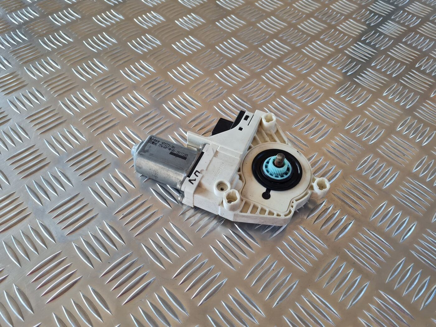 Elektrisko stiklu motors priekš AUDI A6 2008 4 Elektrisko stiklu motors priekš AUDI A6 2008