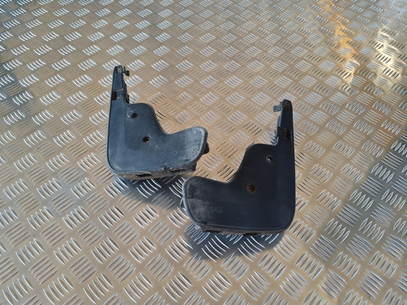 Priekšējo dubļusargu komplekts priekš AUDI A6 2008 6 Priekšējo dubļusargu komplekts priekš AUDI A6 2008