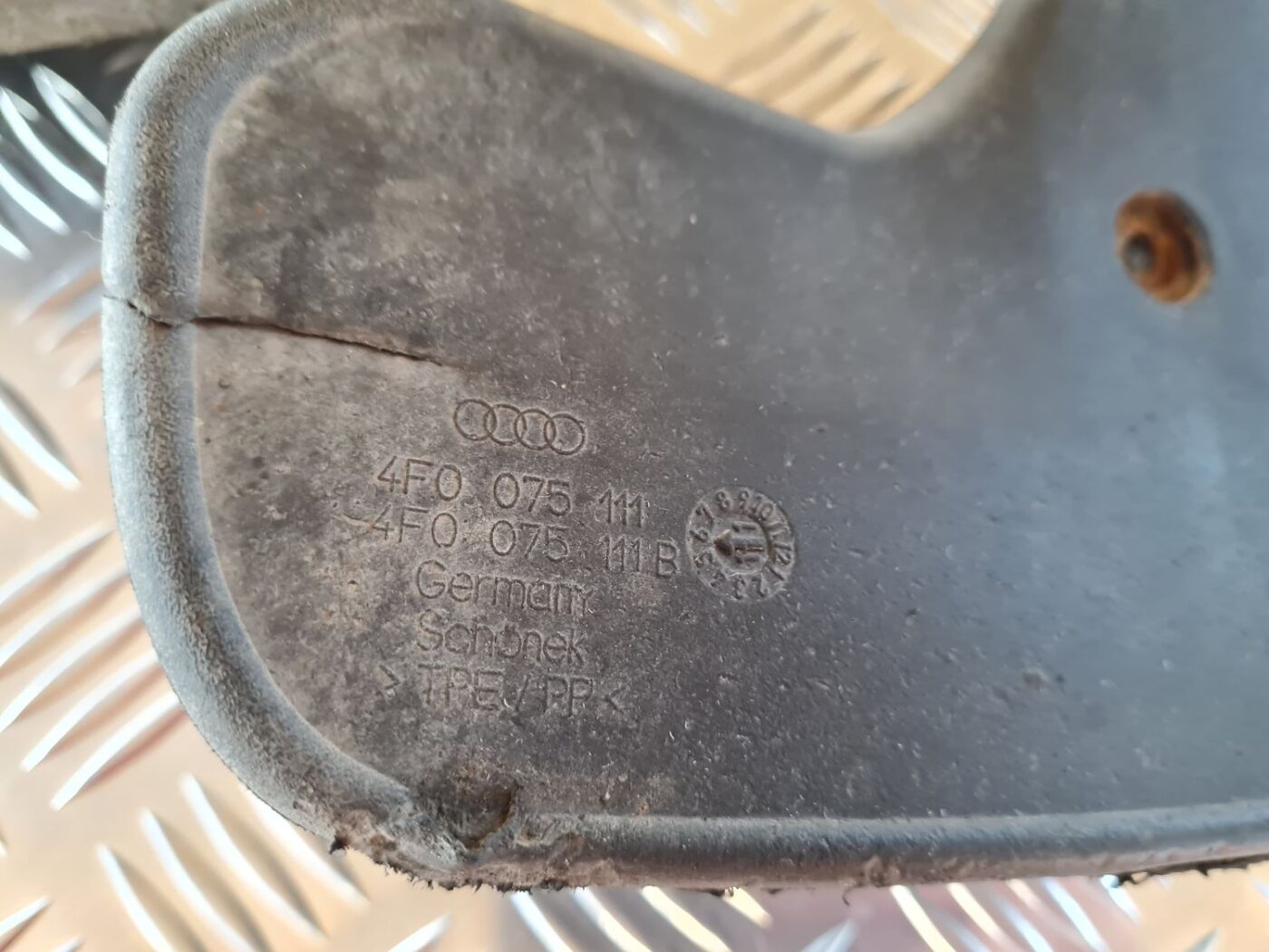 Priekšējo dubļusargu komplekts priekš AUDI A6 2008 4 Priekšējo dubļusargu komplekts priekš AUDI A6 2008