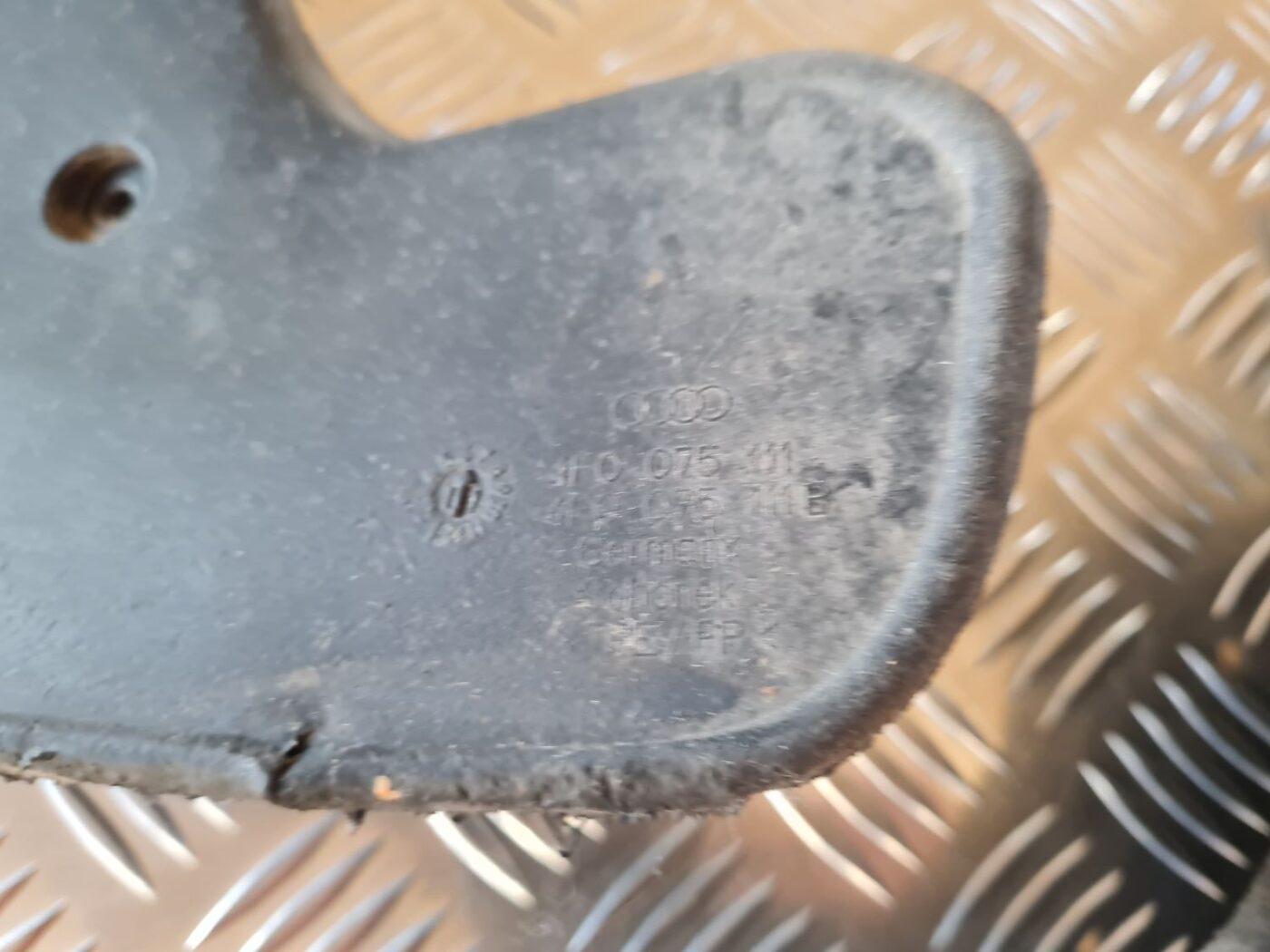 Priekšējo dubļusargu komplekts priekš AUDI A6 2008 3 Priekšējo dubļusargu komplekts priekš AUDI A6 2008