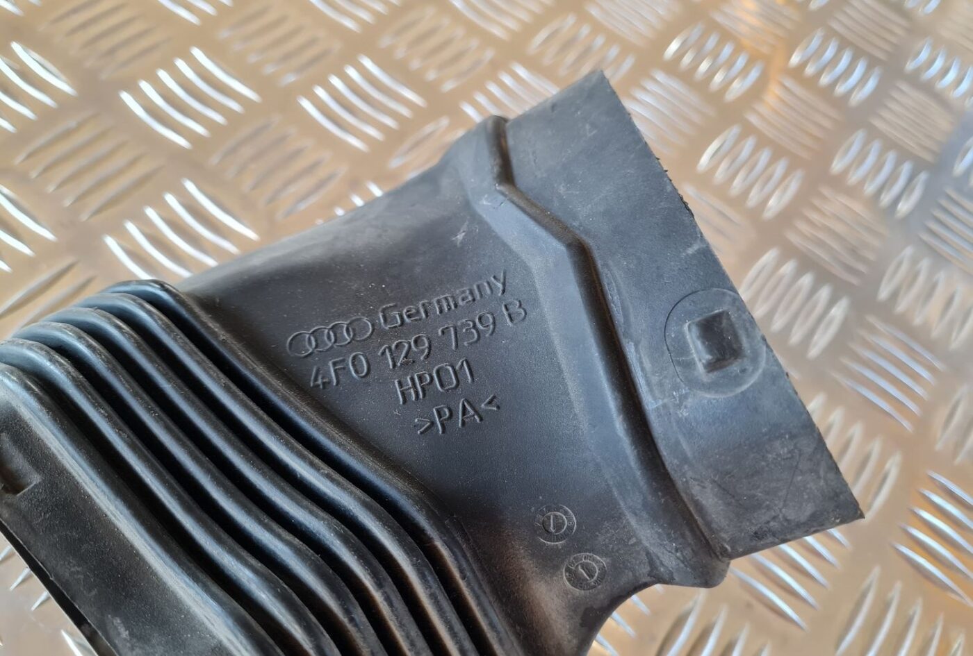 Gaisa filtra korpusa caurule priekš AUDI A6 2008 2 Gaisa filtra korpusa caurule priekš AUDI A6 2008