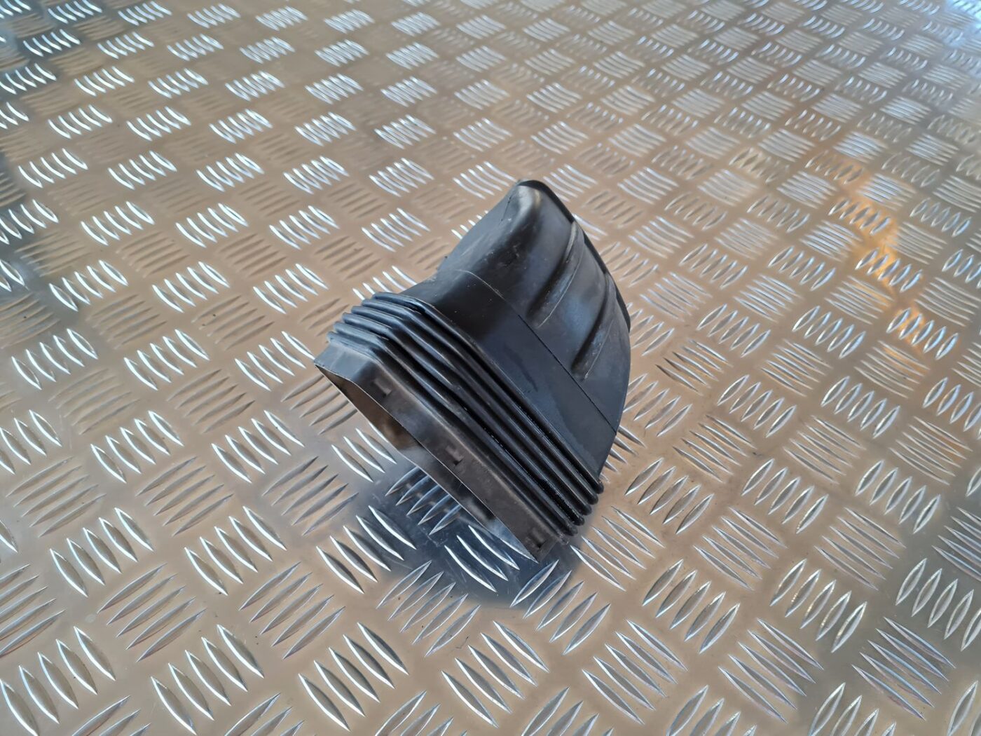 Gaisa filtra korpusa caurule priekš AUDI A6 2008 4 Gaisa filtra korpusa caurule priekš AUDI A6 2008