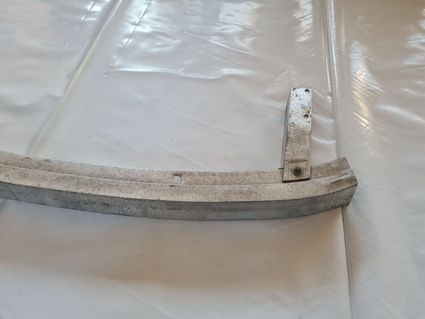 Aizmugurējā bufera pastiprinātājs priekš AUDI A6 2008 3 Aizmugurējā bufera pastiprinātājs priekš AUDI A6 2008