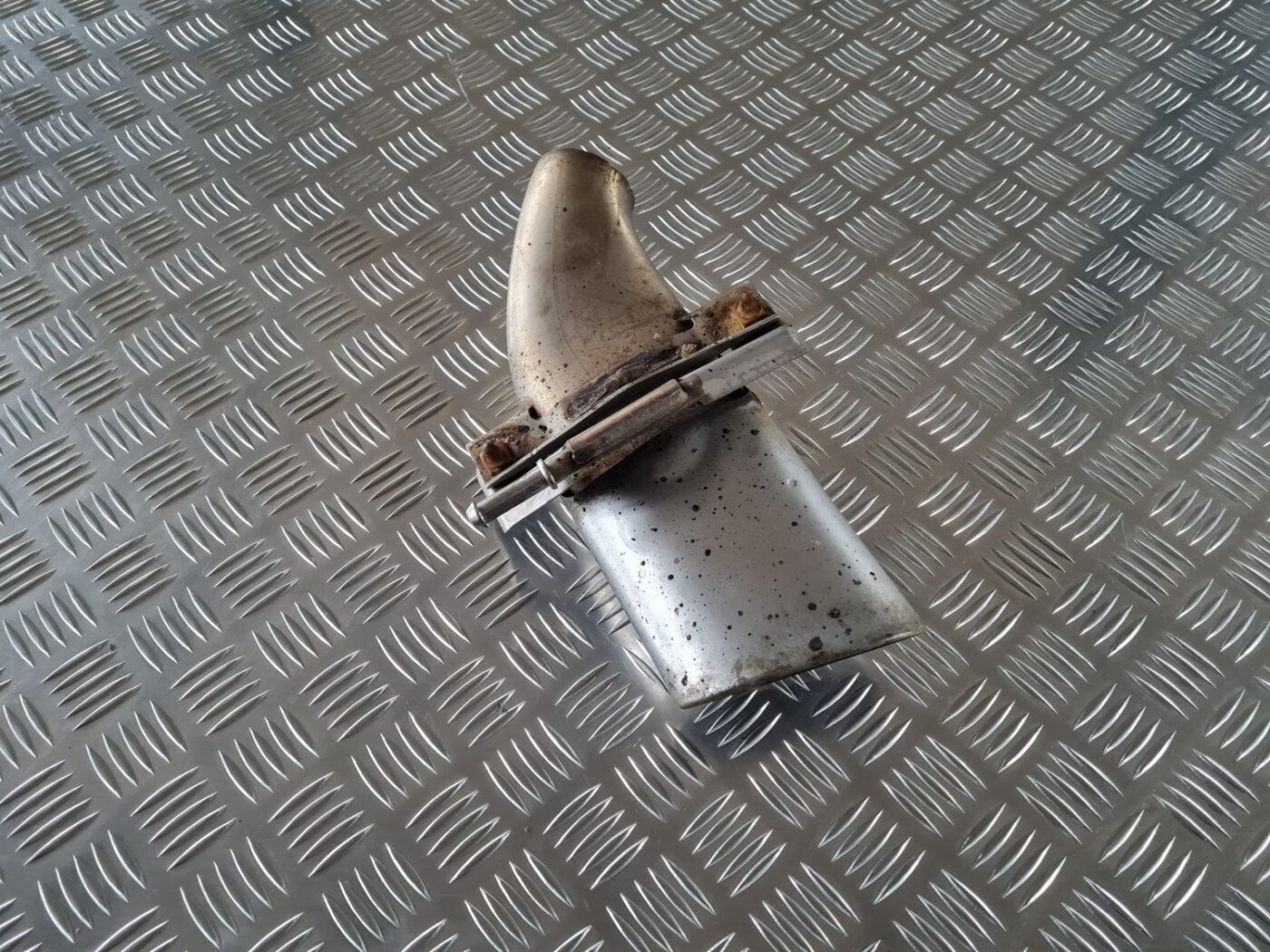 Izpūtēja caurules gals priekš BMW 318D E91 2008 TOURING 6 Izpūtēja caurules gals priekš BMW 318D E91 2008 TOURING