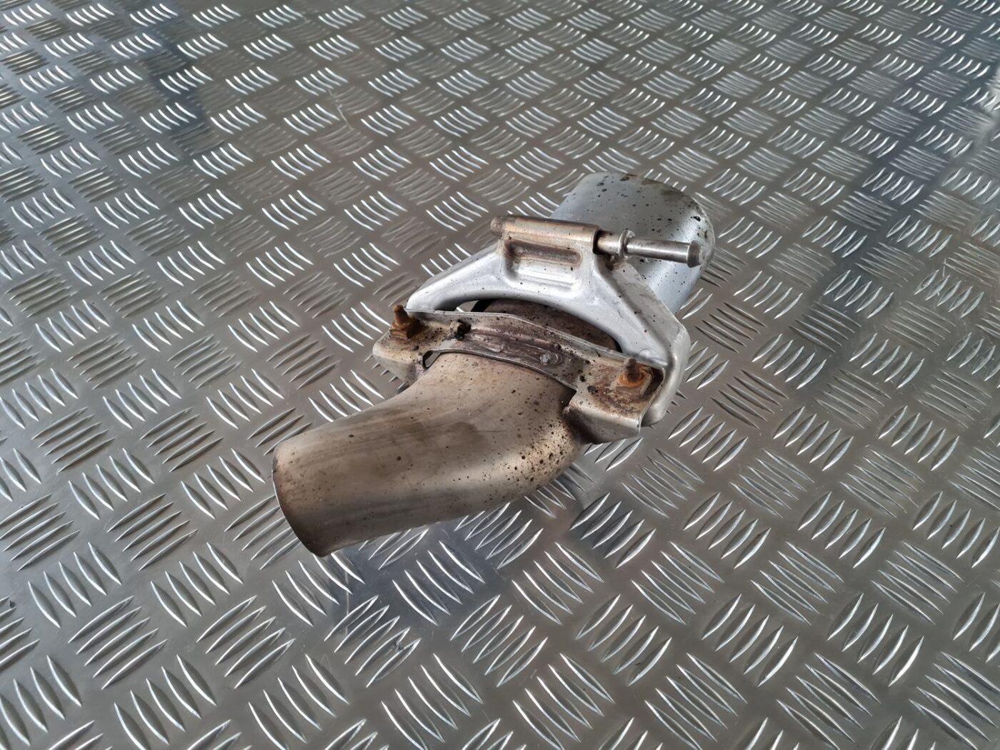 Izpūtēja caurules gals priekš BMW 318D E91 2008 TOURING 4 Izpūtēja caurules gals priekš BMW 318D E91 2008 TOURING