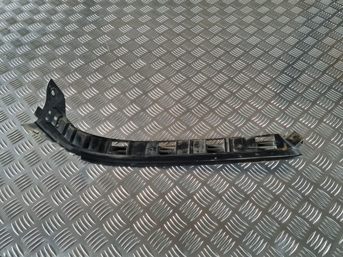 Aizmugurēja bufera kronšteins priekš VW GOLF IV 1999