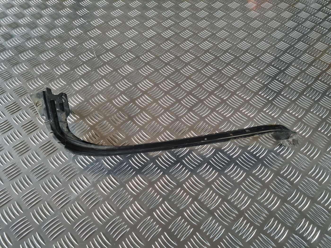 Aizmugurēja bufera kronšteins priekš VW GOLF IV 1999