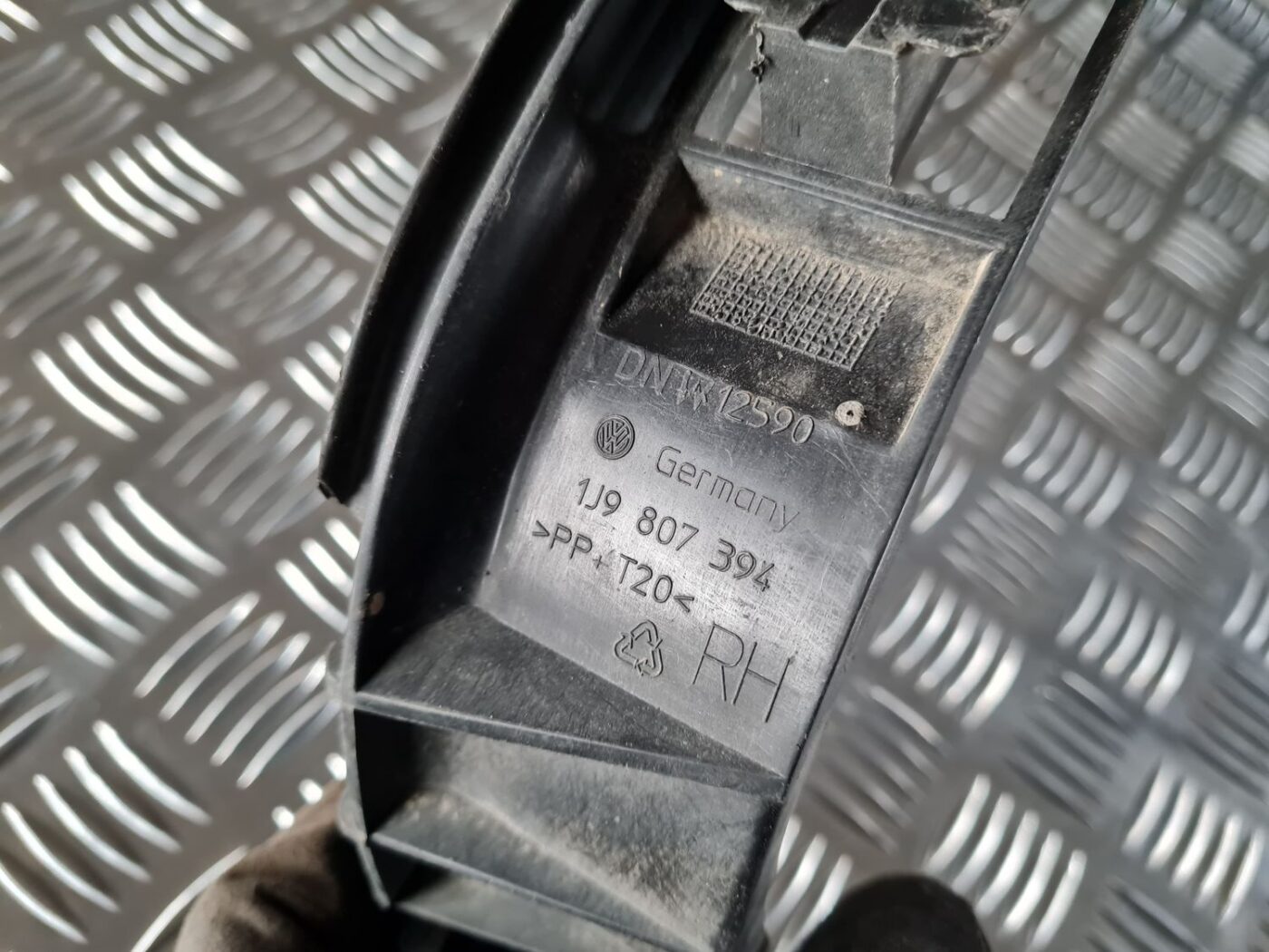 Aizmugurēja bufera kronšteins priekš VW GOLF IV 1999