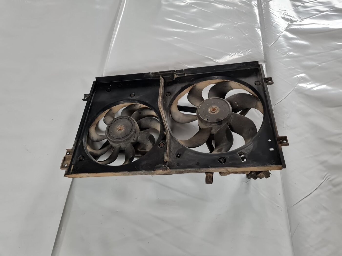 Dzesēšanas radiatora ventilators priekš VW GOLF IV 1999 1 Dzesēšanas radiatora ventilators priekš VW GOLF IV 1999