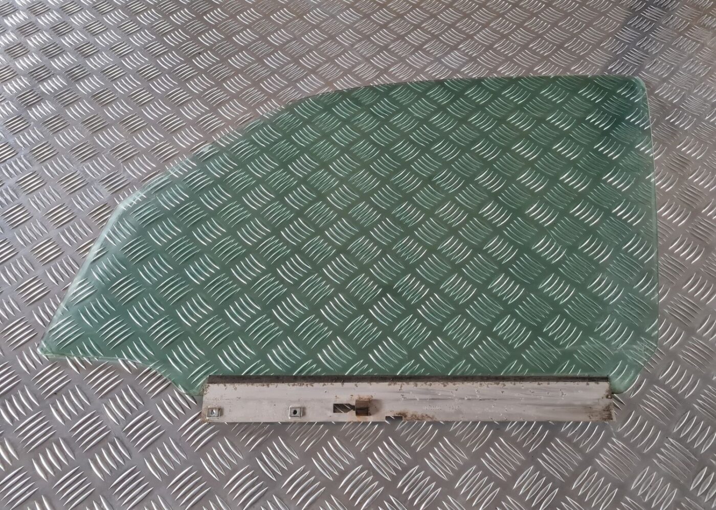 Priekšējo kreiso durvju stikls priekš OPEL MERIVA 2004 1 Priekšējo kreiso durvju stikls priekš OPEL MERIVA 2004