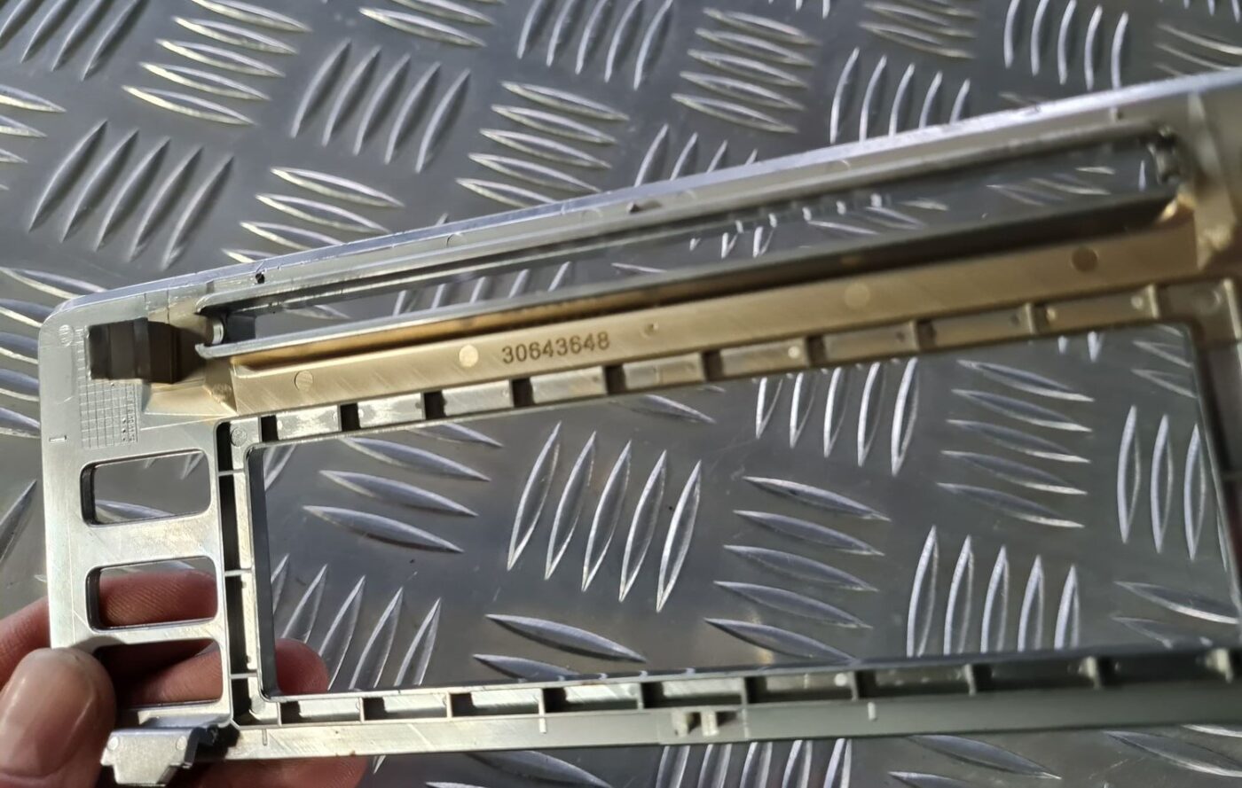 Automašīnas radio dekoratīva uzlika priekš VOLVO S80 2007 Black 3 Automašīnas radio dekoratīva uzlika priekš VOLVO S80 2007 Black