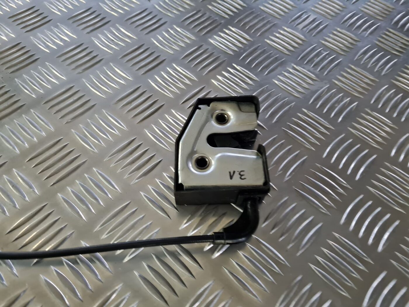 Aizmugurējā sēdekļa slēdzene priekš VOLVO S80 2007 Black 2 Aizmugurējā sēdekļa slēdzene priekš VOLVO S80 2007 Black