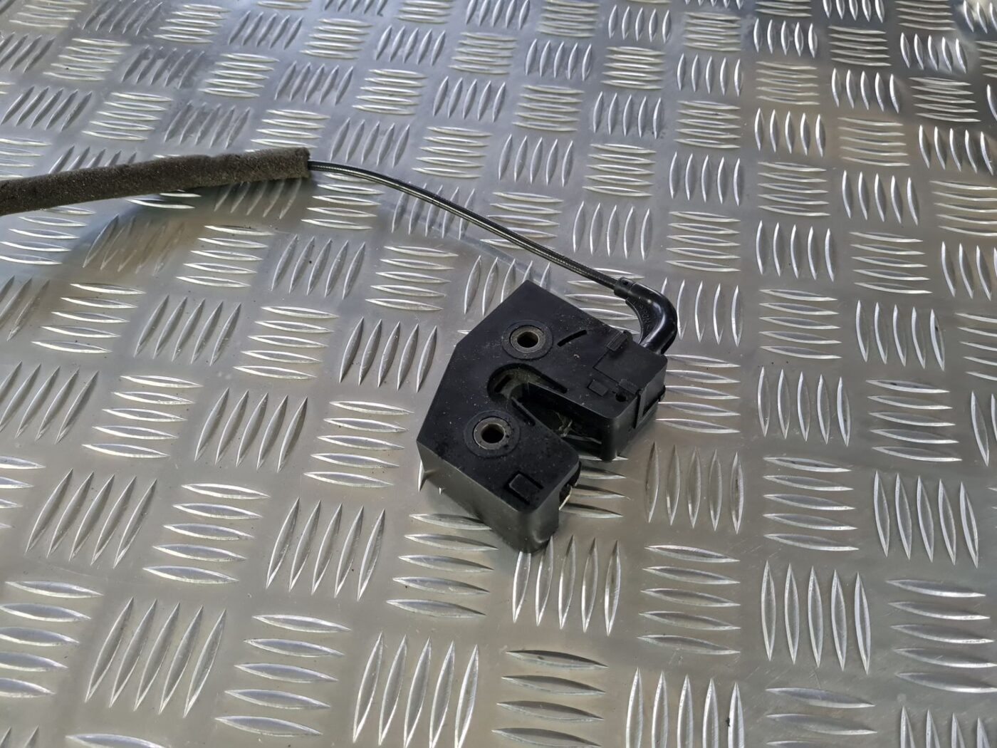 Aizmugurējā sēdekļa slēdzene priekš VOLVO S80 2007 Black 3 Aizmugurējā sēdekļa slēdzene priekš VOLVO S80 2007 Black