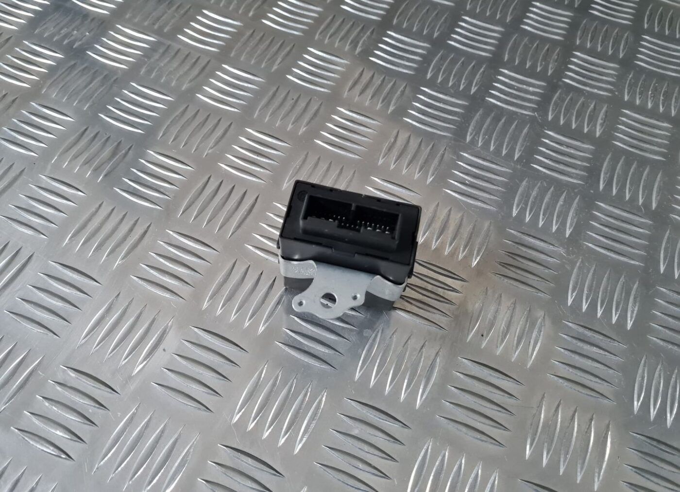 Vējstikla tīrīšanas mehānisma releja priekš TOYOTA AVENSIS 2010 4 Vējstikla tīrīšanas mehānisma releja priekš TOYOTA AVENSIS 2010