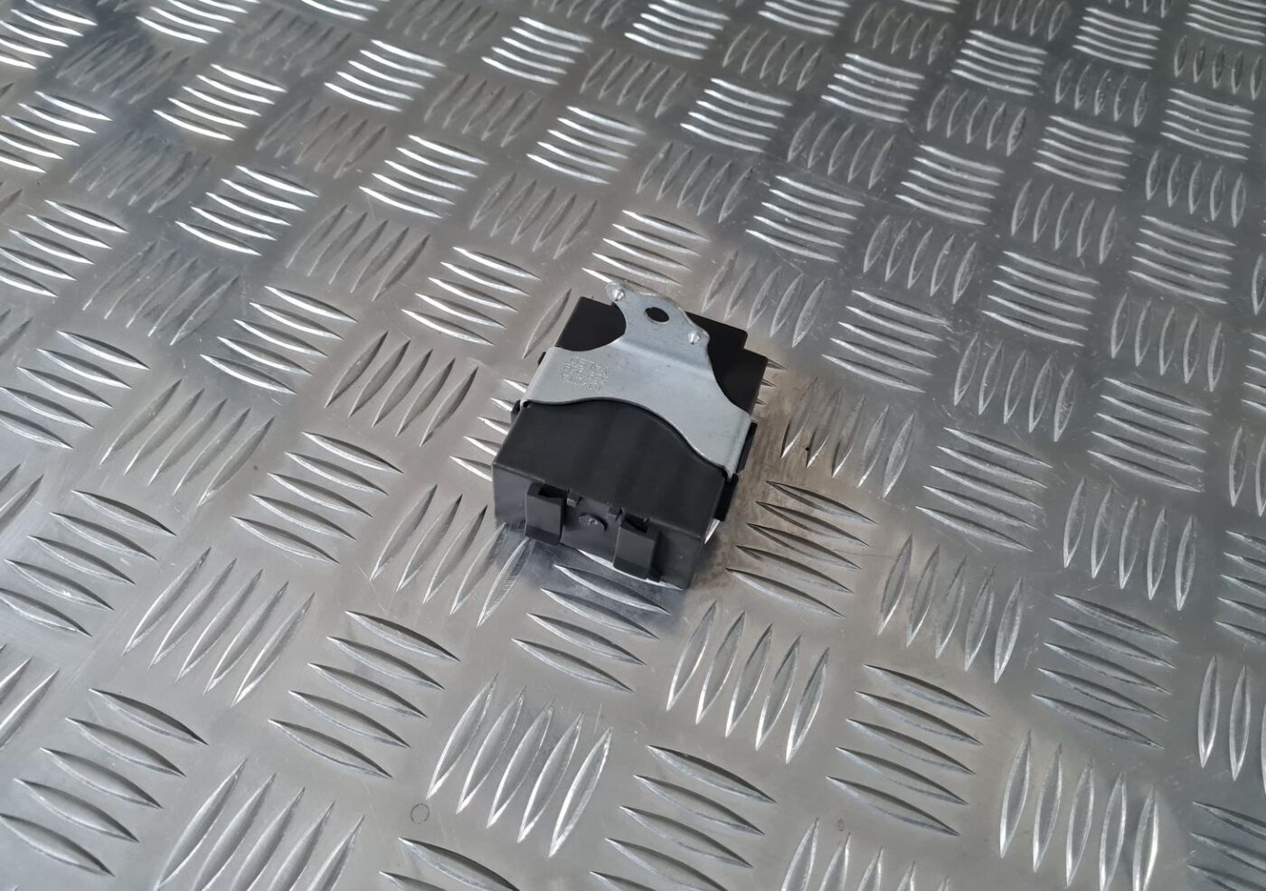 Vējstikla tīrīšanas mehānisma releja priekš TOYOTA AVENSIS 2010 3 Vējstikla tīrīšanas mehānisma releja priekš TOYOTA AVENSIS 2010