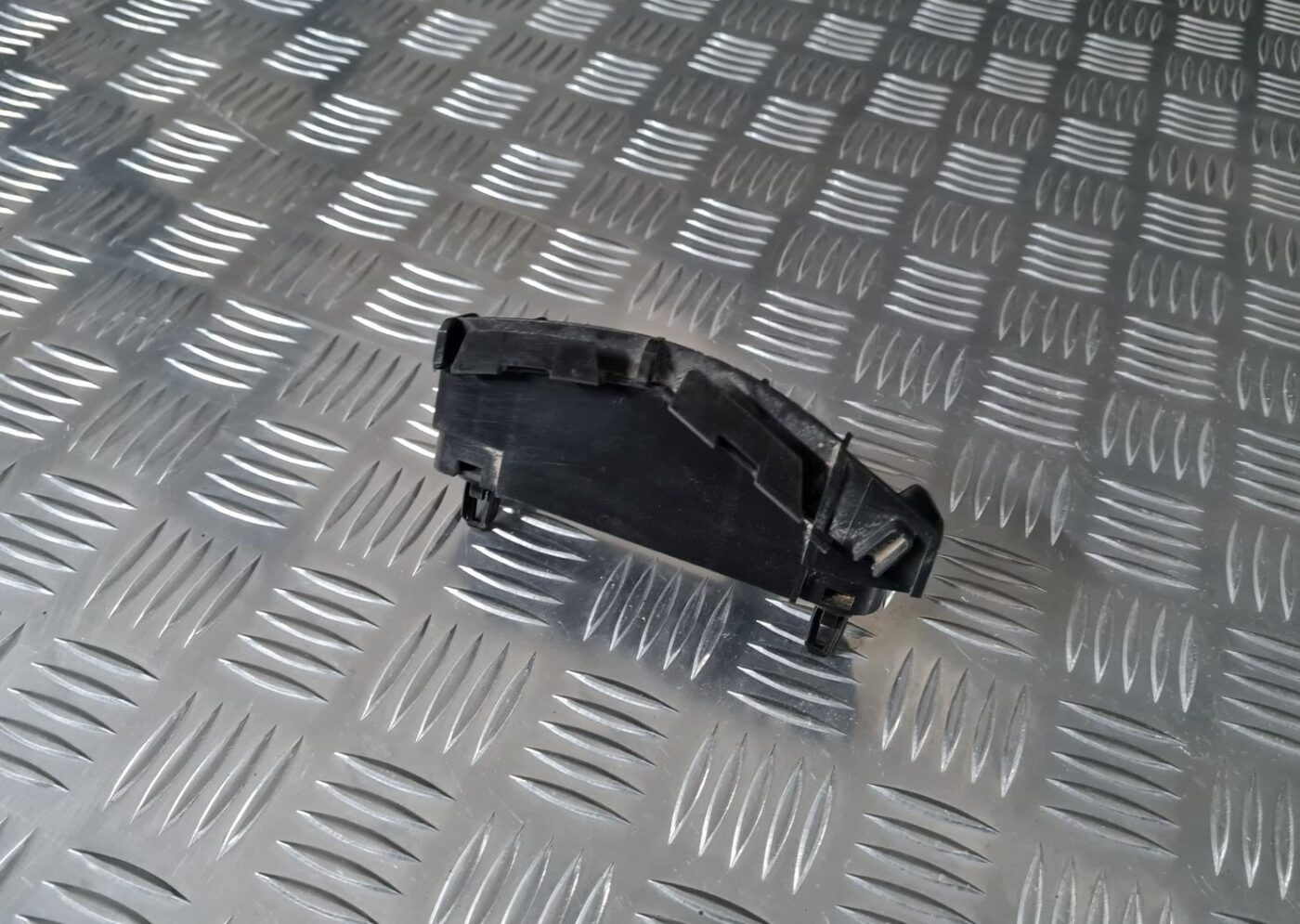 Aizmugurēja bufera kronšteins priekš TOYOTA AVENSIS 2010 2 Aizmugurēja bufera kronšteins priekš TOYOTA AVENSIS 2010