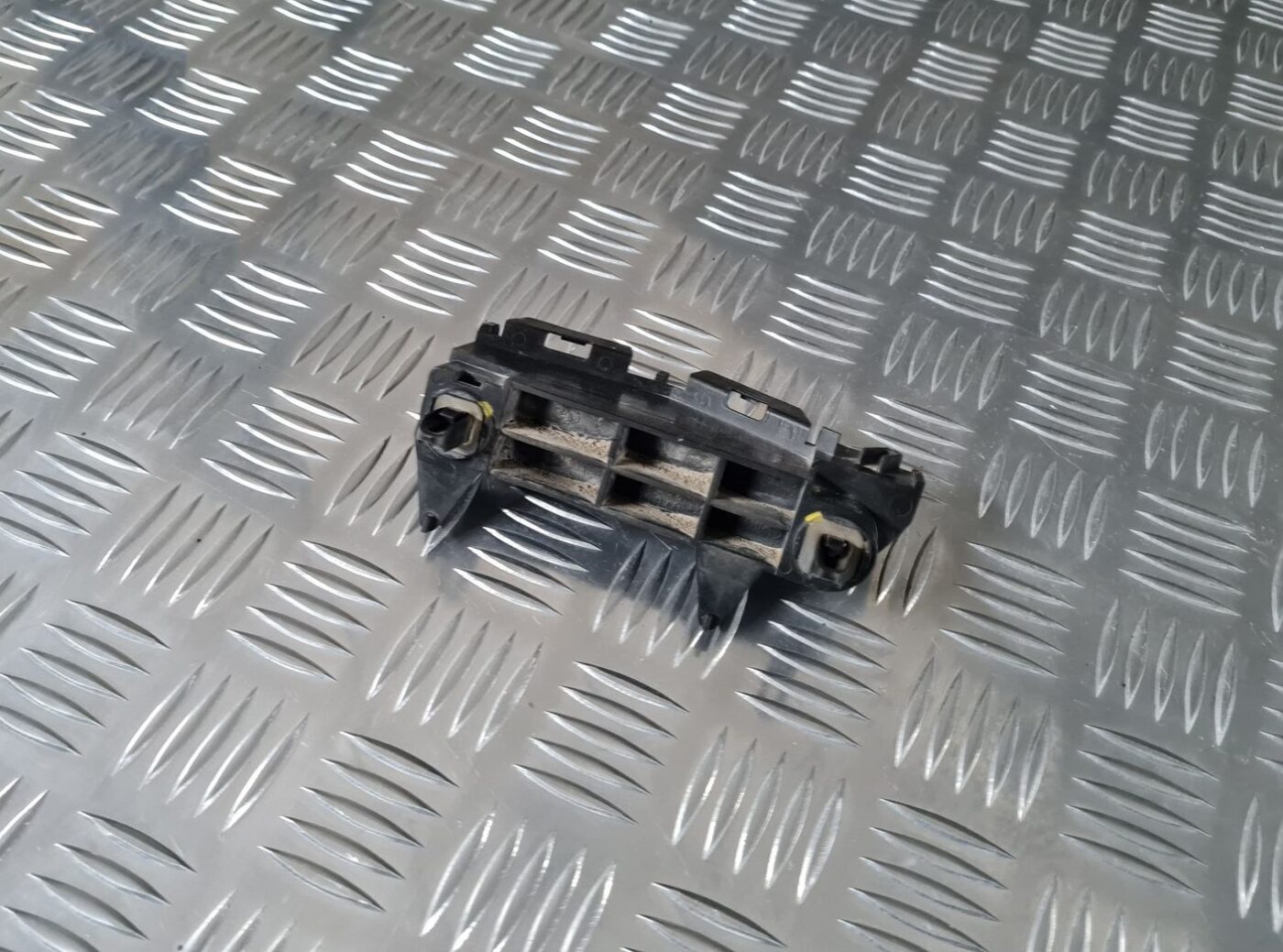 Aizmugurēja bufera kronšteins priekš TOYOTA AVENSIS 2010 4 Aizmugurēja bufera kronšteins priekš TOYOTA AVENSIS 2010