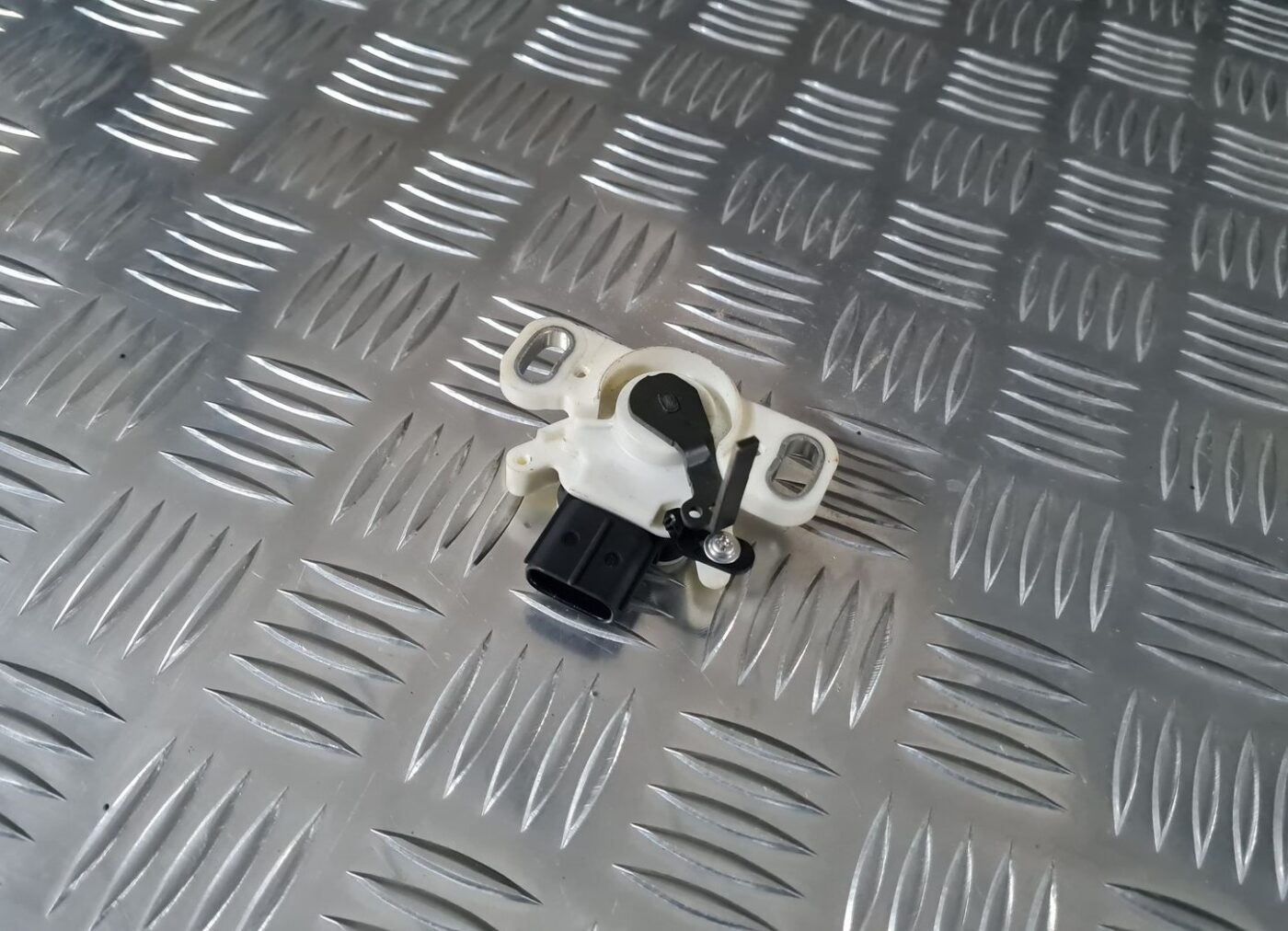 Bremžu signāla slēdzis priekš TOYOTA AVENSIS 2010 2 Bremžu signāla slēdzis priekš TOYOTA AVENSIS 2010