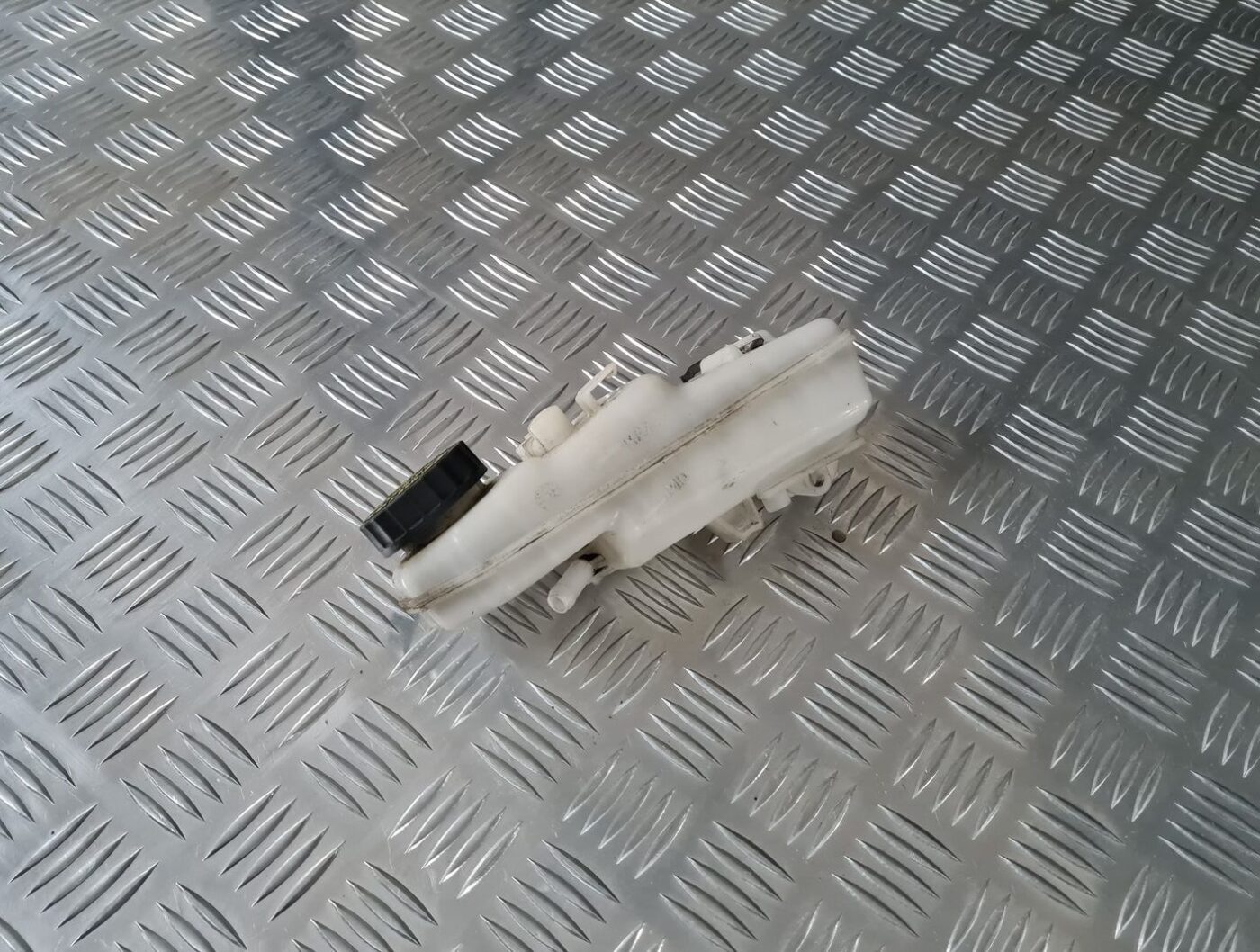 Bremžu šķidruma tvertne priekš TOYOTA AVENSIS 2010 2 Bremžu šķidruma tvertne priekš TOYOTA AVENSIS 2010