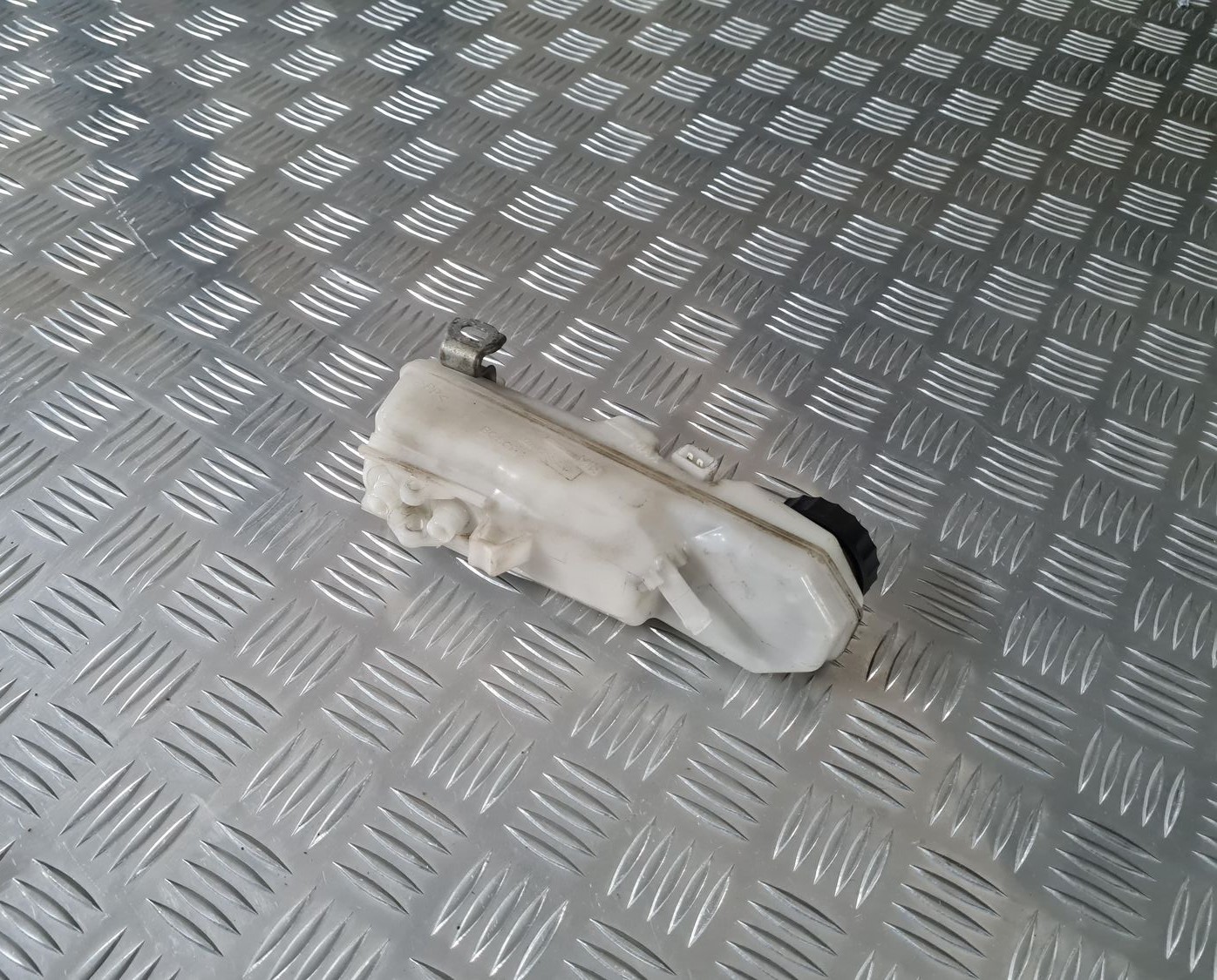 Bremžu šķidruma tvertne priekš TOYOTA AVENSIS 2010 1 Bremžu šķidruma tvertne priekš TOYOTA AVENSIS 2010