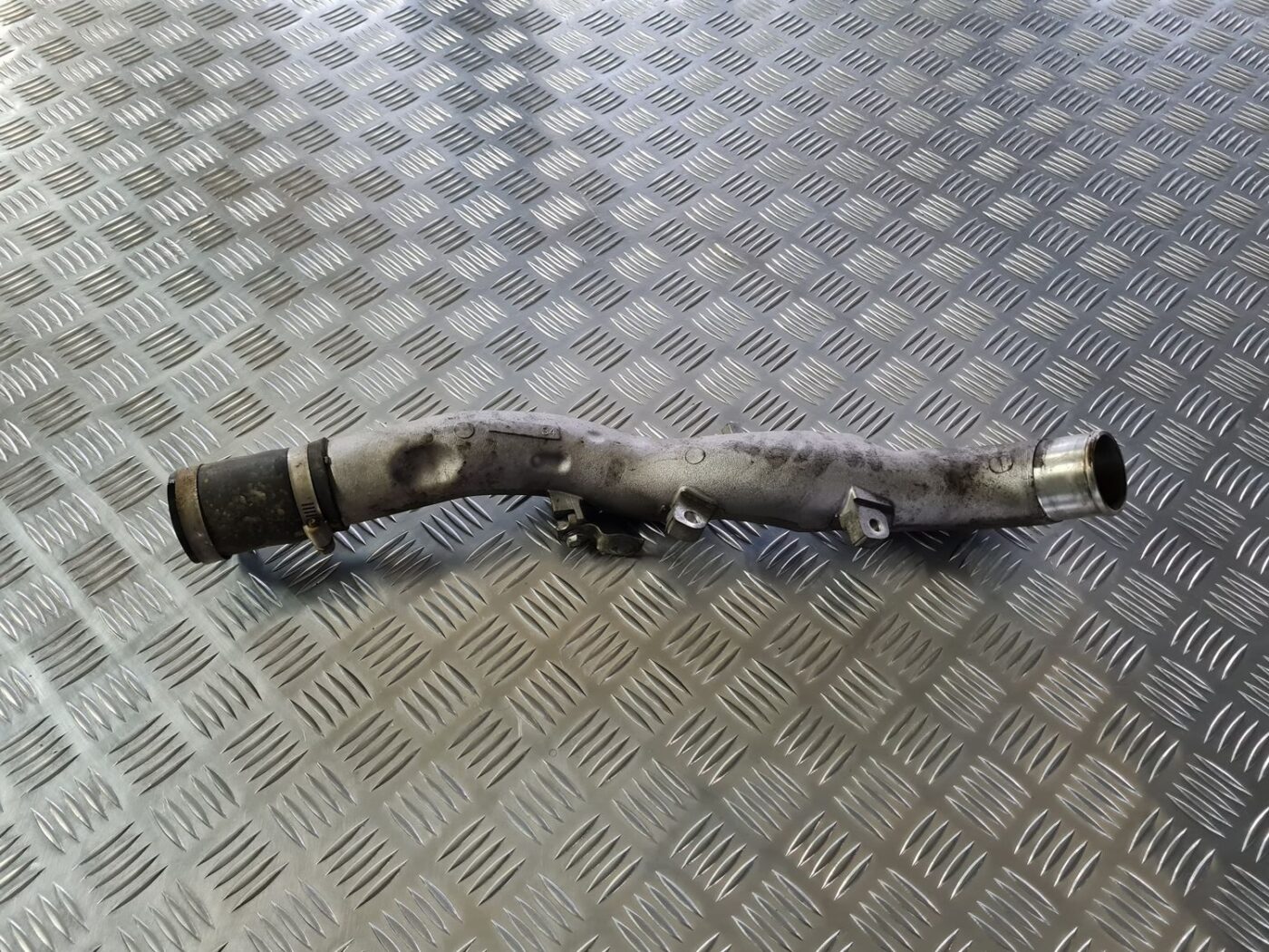 Interkulera caurule priekš TOYOTA AVENSIS 2010 2 Interkulera caurule priekš TOYOTA AVENSIS 2010