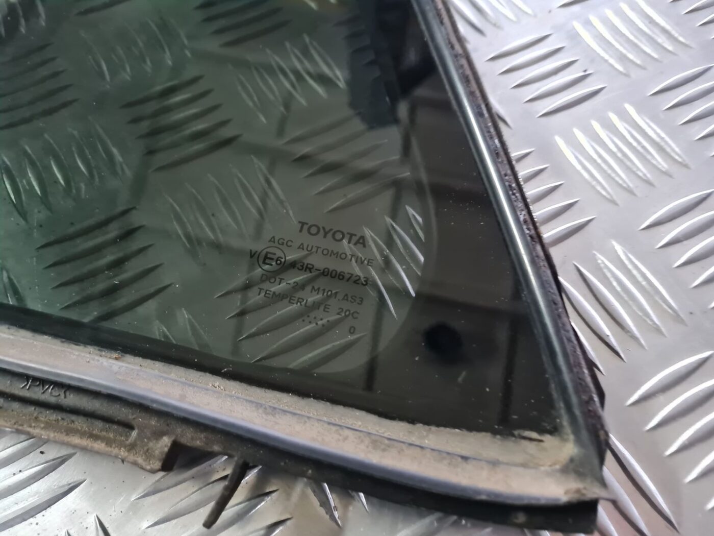 Kreiso durvju stūra stikls priekš TOYOTA AVENSIS 2010 2 Kreiso durvju stūra stikls priekš TOYOTA AVENSIS 2010