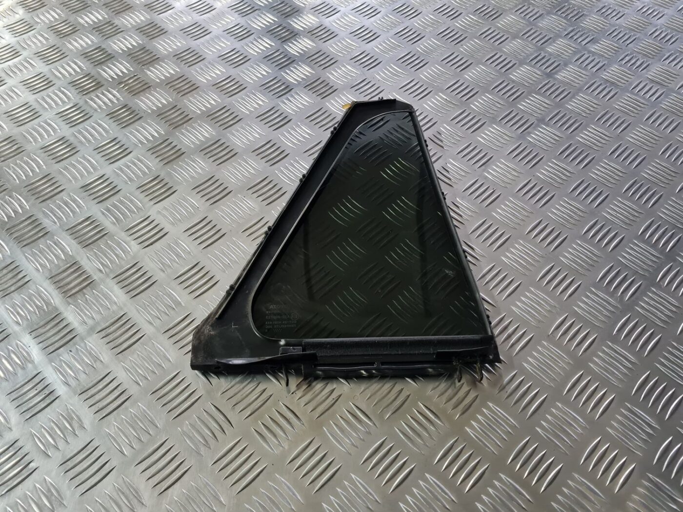 Kreiso durvju stūra stikls priekš TOYOTA AVENSIS 2010 3 Kreiso durvju stūra stikls priekš TOYOTA AVENSIS 2010