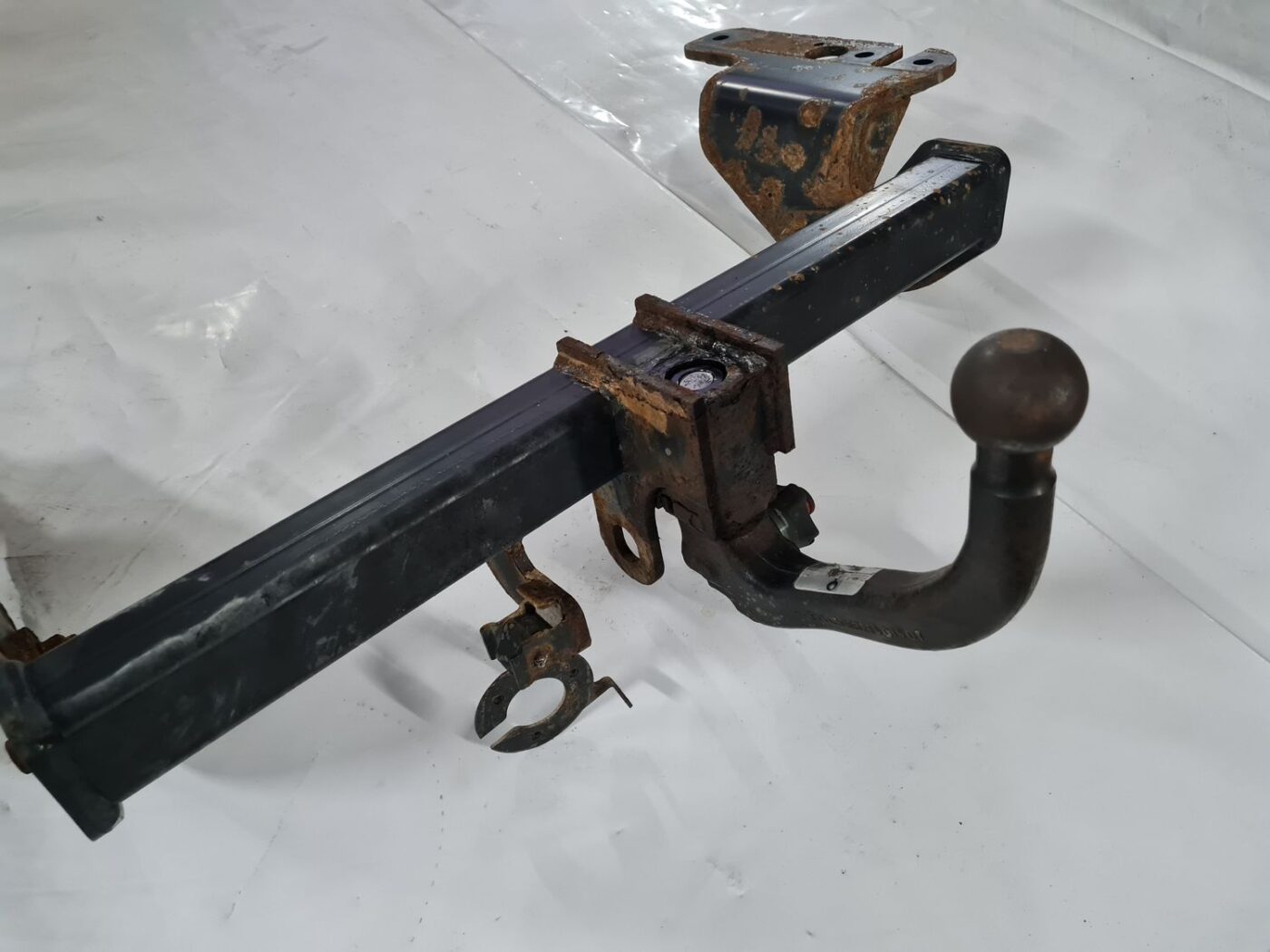 Sakabes ierīce (farkops) priekš TOYOTA AVENSIS 2010 7 Sakabes ierīce (farkops) priekš TOYOTA AVENSIS 2010