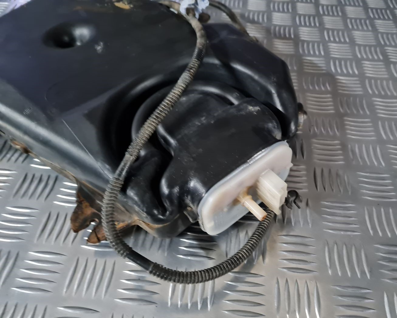 DPF/FAP šķidrās degvielas piedevas rezervuārs priekš CITROEN C8 2005 2 DPF/FAP šķidrās degvielas piedevas rezervuārs priekš CITROEN C8 2005