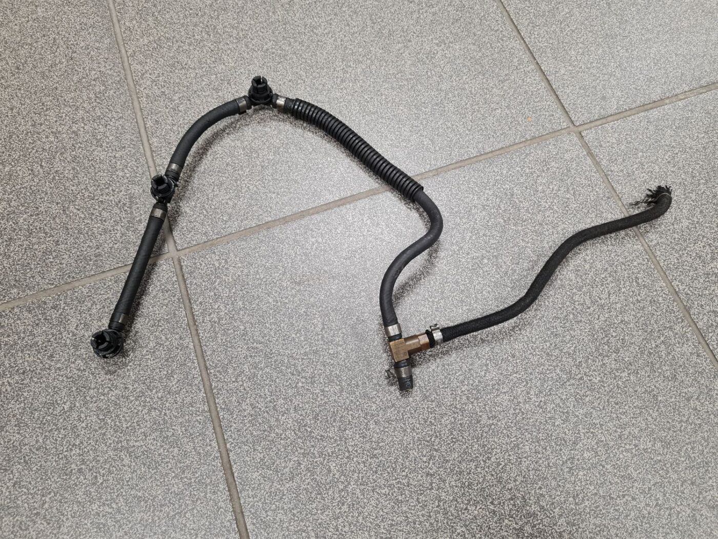 Degvielas atgriešanas caurule priekš MERCEDES BENZ ML320 2005 BLACK 2 Degvielas atgriešanas caurule priekš MERCEDES BENZ ML320 2005 BLACK