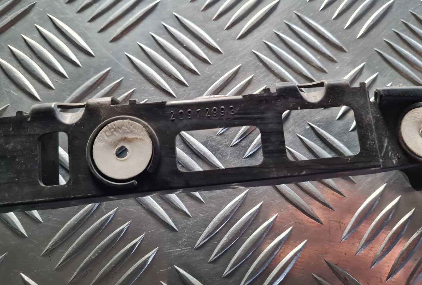 Aizmugurēja bufera kronšteins priekš OPEL INSIGNIA 2016 2 Aizmugurēja bufera kronšteins priekš OPEL INSIGNIA 2016