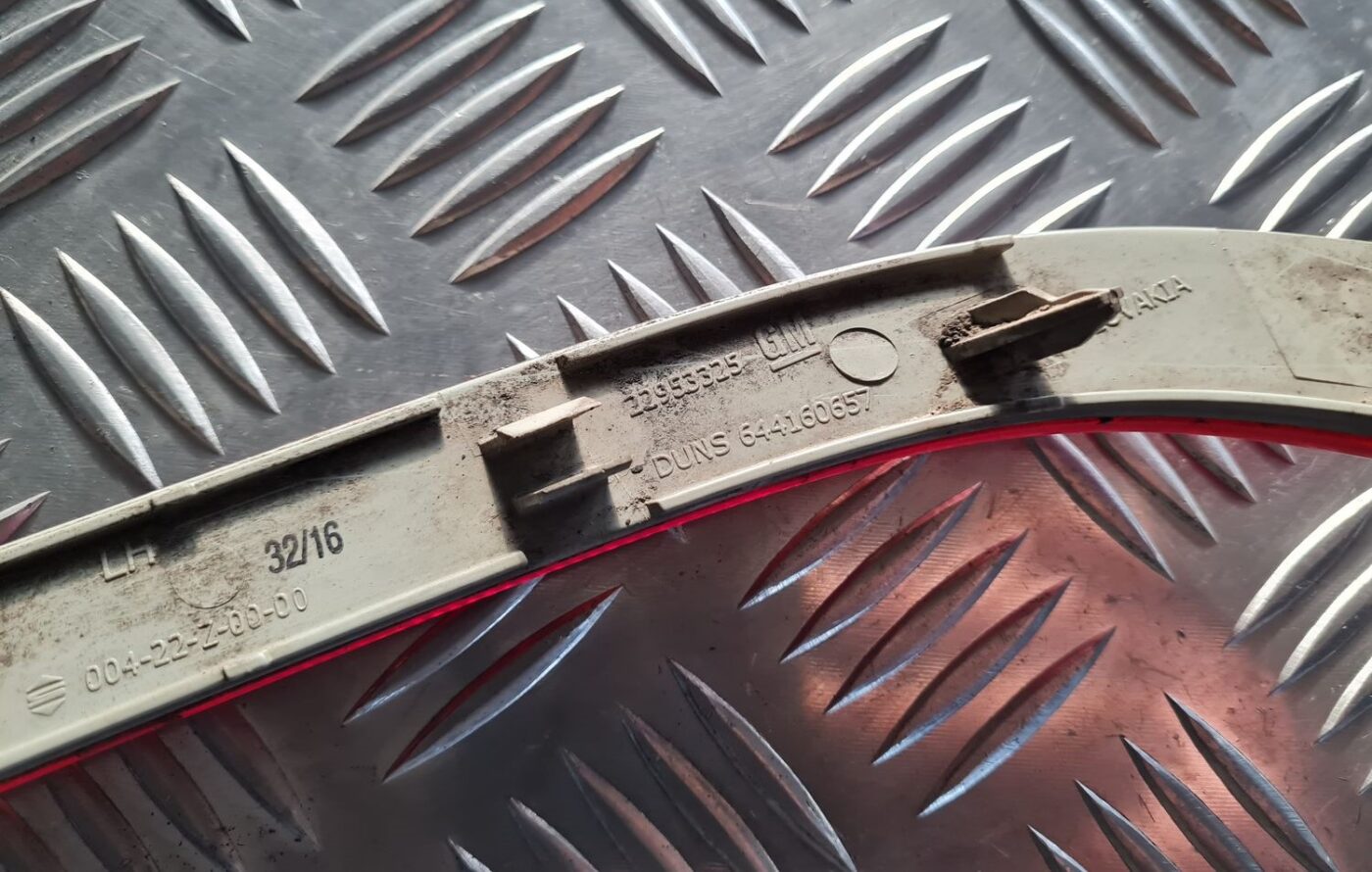 Aizmugurējais atstarotājs priekš OPEL INSIGNIA 2016 3 Aizmugurējais atstarotājs priekš OPEL INSIGNIA 2016