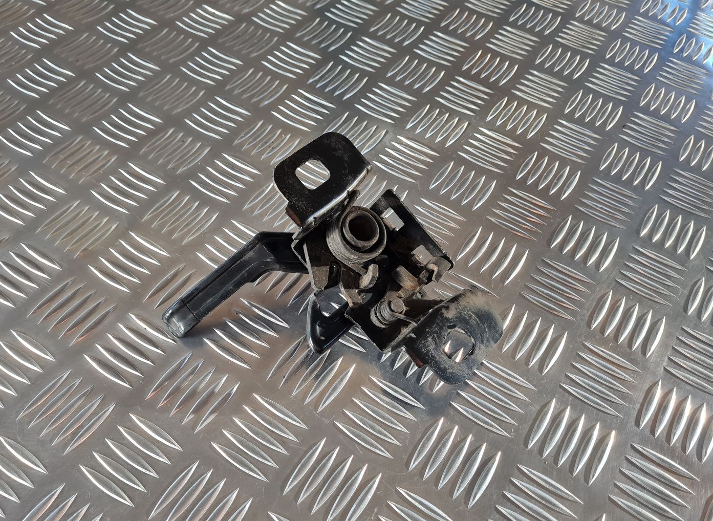 Pārsega atveršanas rokturis priekš OPEL INSIGNIA 2016 3 Pārsega atveršanas rokturis priekš OPEL INSIGNIA 2016